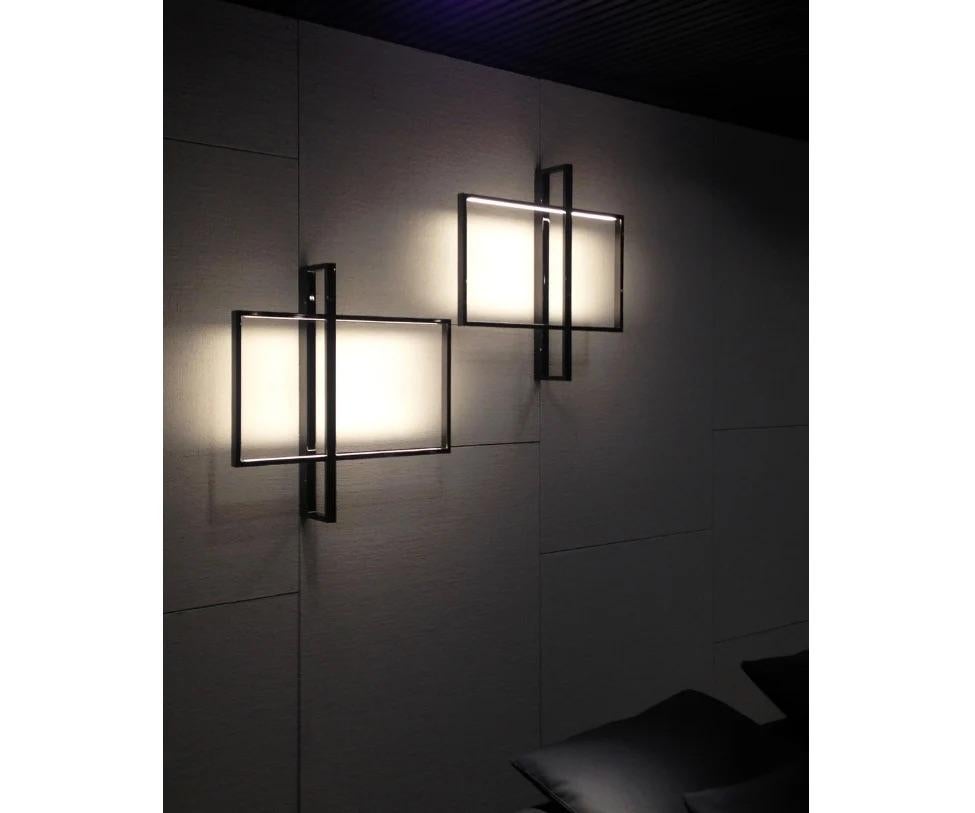 Un aplique cuyo equilibrio de formas le permite reimaginar cualquier espacio.

Disponible en níquel negro pulido.

Tira LED 16W 868lm 2700°K CRI80