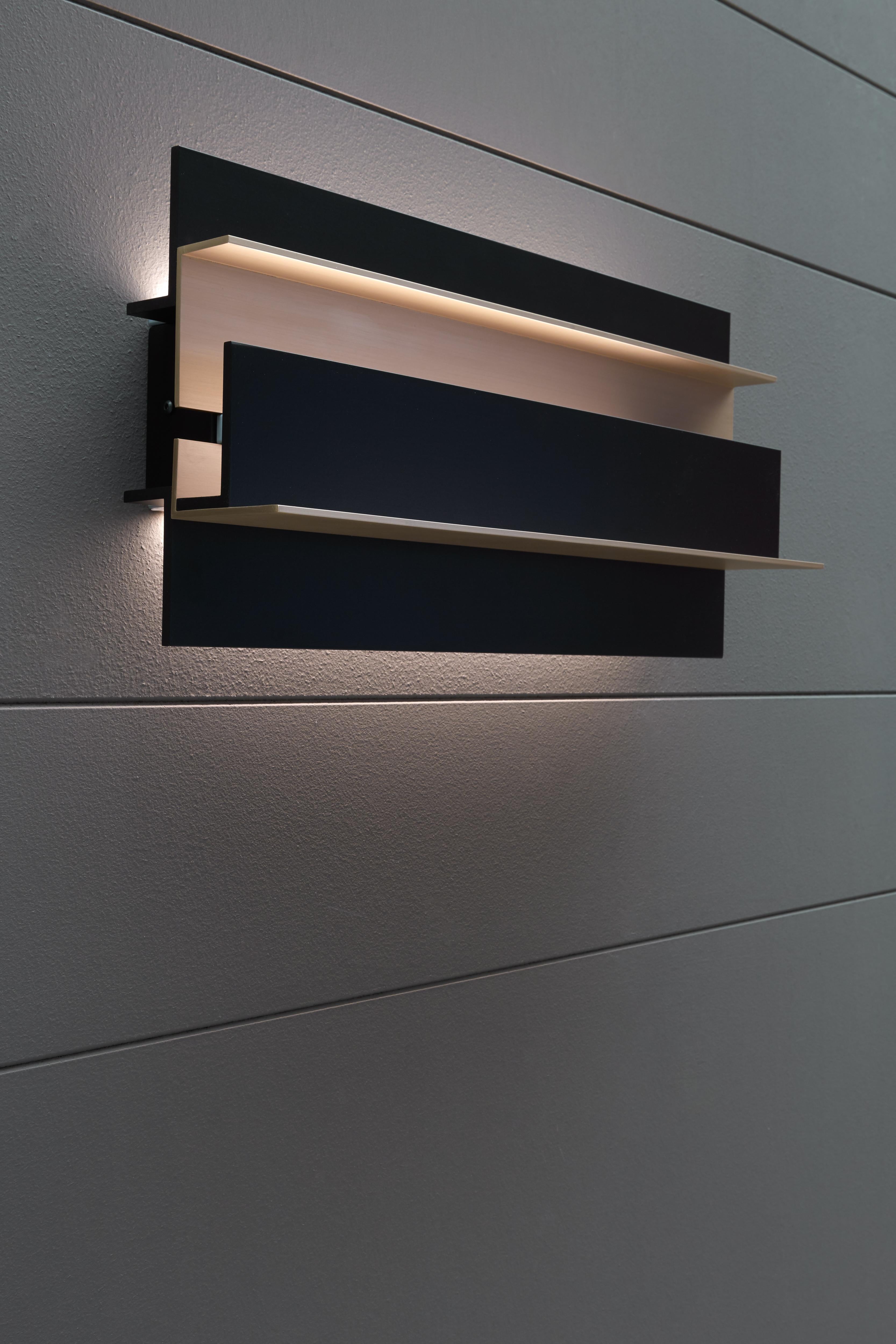 Wall lamp with indirect light. Light burnished brass and matte black structure.

Location: Interior
Light source: Strip LED 13W 1670lm 2700°K CRI80
Voltage: 110-120 V / 220-240 V
Frequency: 50-60 Hz
Ballast: Ballast included
Mounting: Wall.
