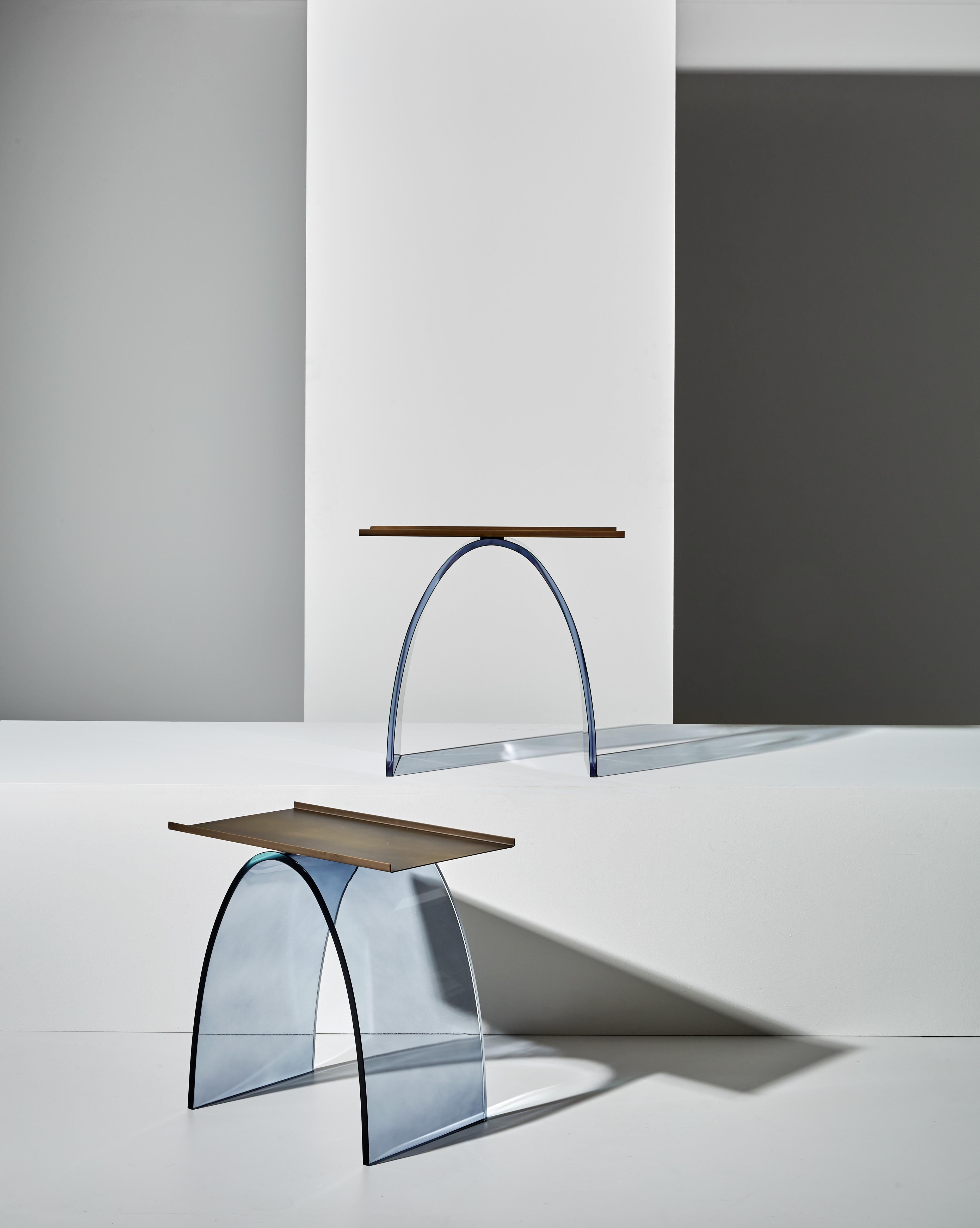 Moderne Table basse VeniceM Wave en verre et plateau en laiton par Massimo Tonetto en vente