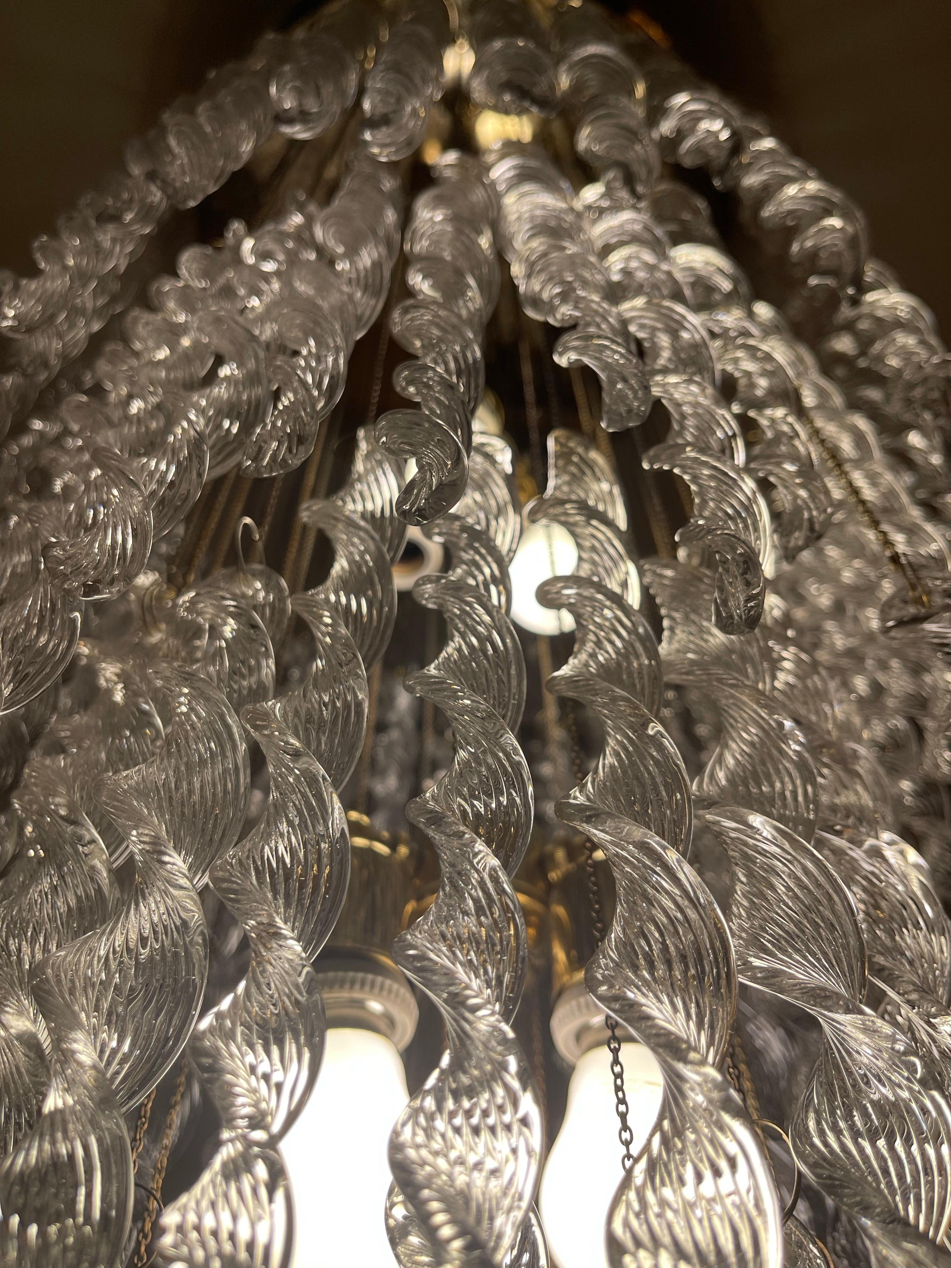 Eccezionale pendente a cascata in vetro di Murano di Venini sovradimensionato con struttura in oro dorato. Il design e la qualità del vetro rendono questo pezzo il migliore del design italiano.

Venini è un'azienda italiana nota per i suoi