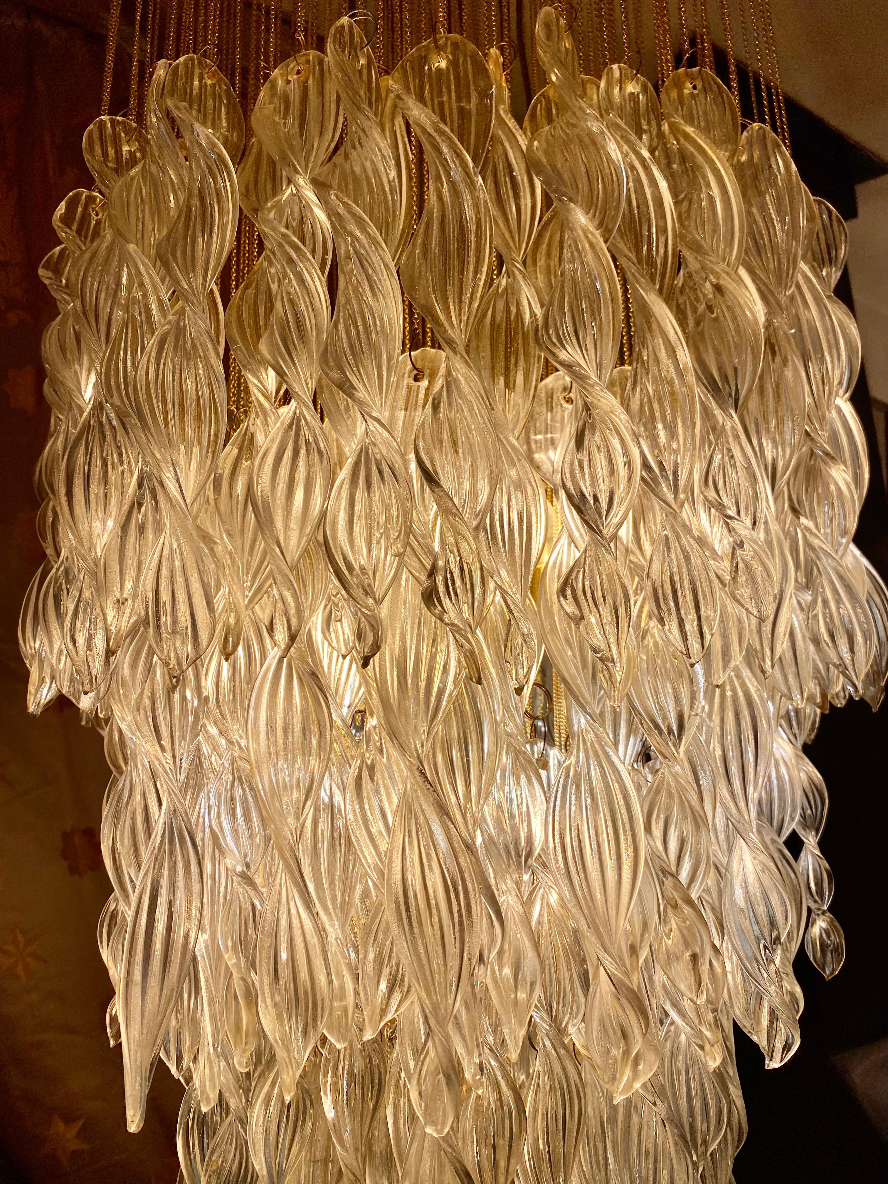 Exceptionnel pendentif en cascade avec verre à éclipse Murano by Venini surdimensionné avec structure en or doré. Le design et la qualité du verre font de cette pièce le meilleur du design italien.

Nous offrons la livraison gratuite ! 
Venini est