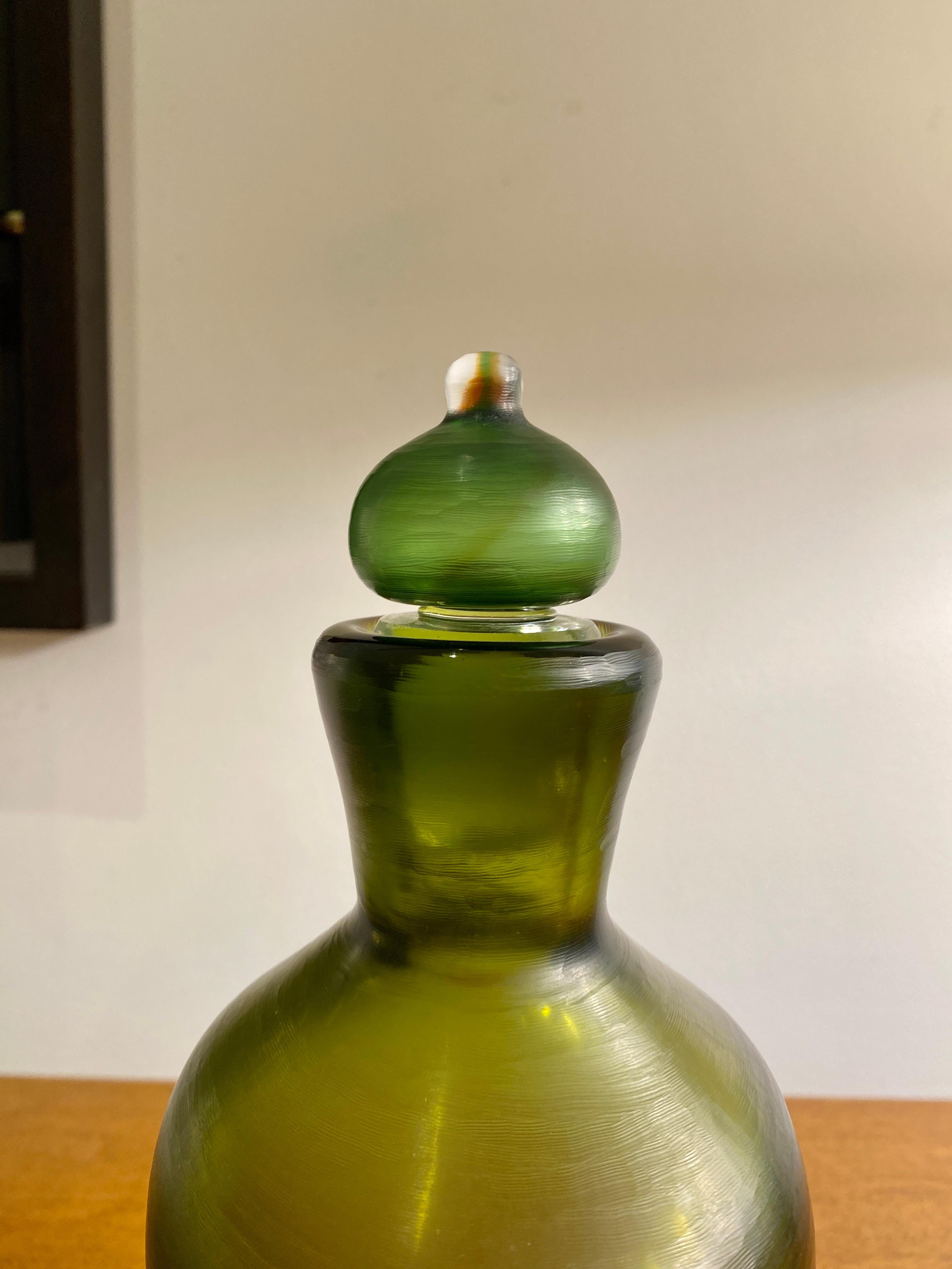 Mid-Century Modern Venini Sommerso Inciso Bouteille et bouchon en verre vert en vente