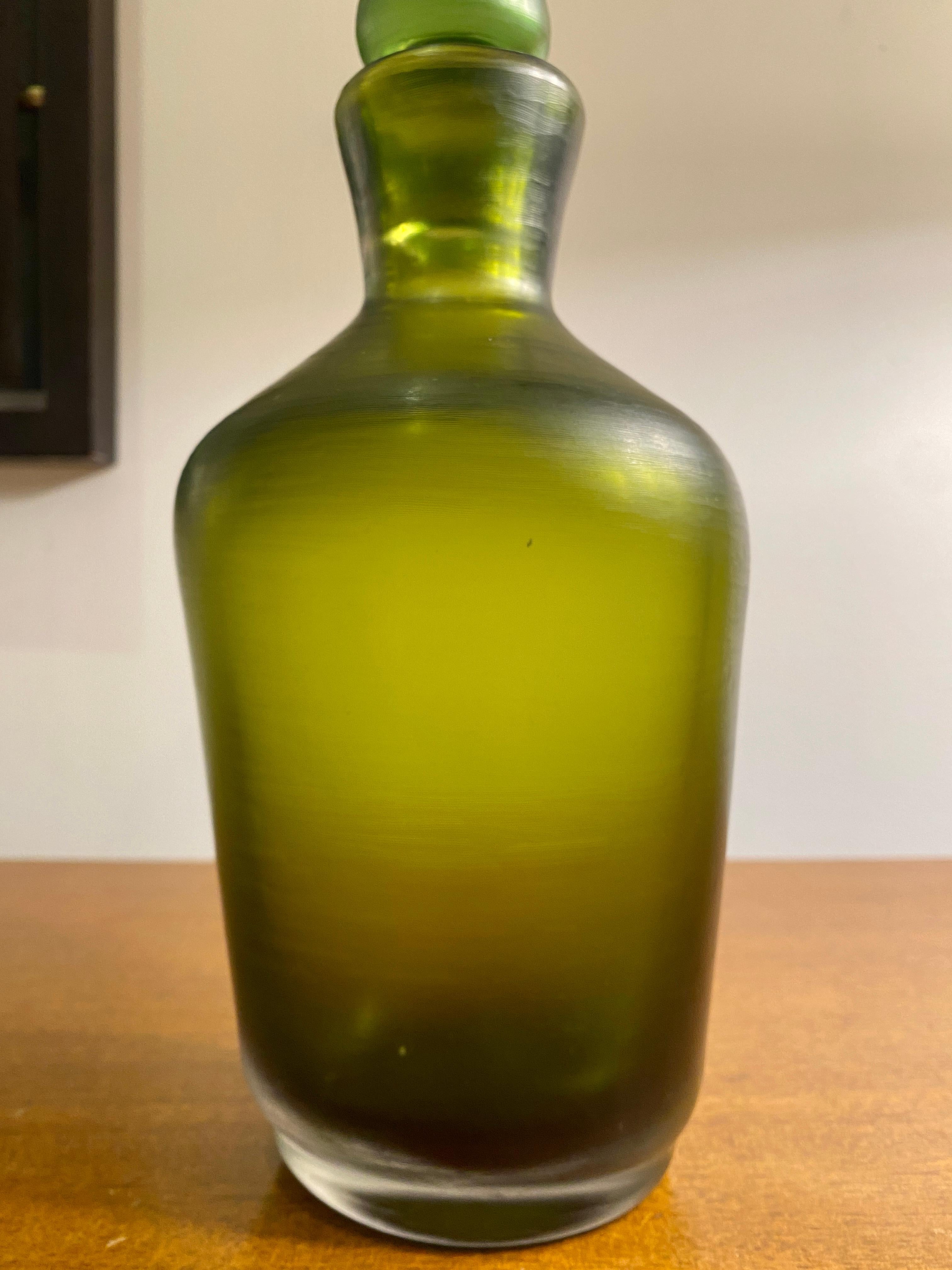 Venini Sommerso Inciso Green Glass Bottle and Stopper In Good Condition For Sale In Doraville, GA