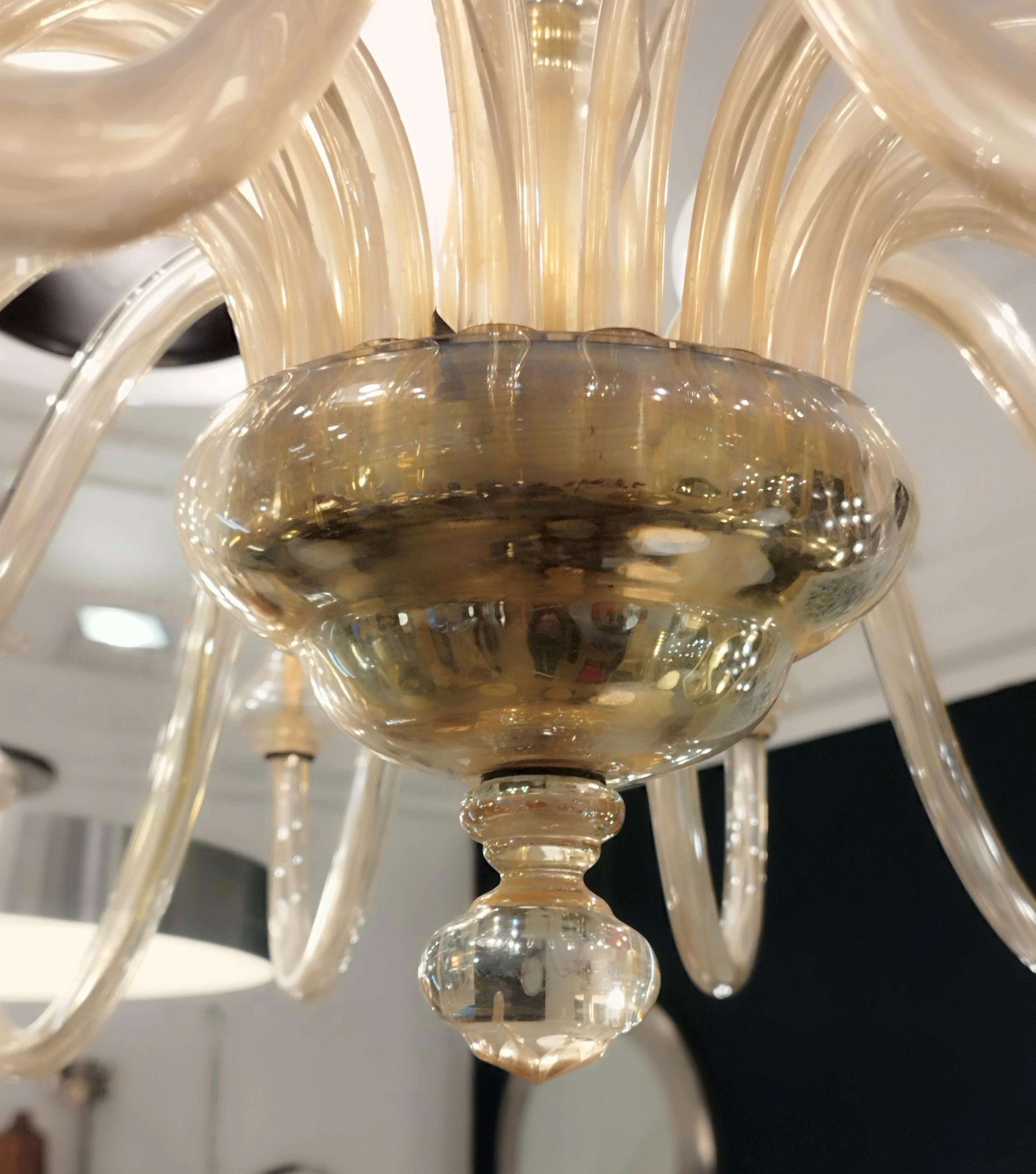 Venini 16-Light Murano Glass and Brass Chandelier, Italy 1950s In Good Condition For Sale In Naples, IT