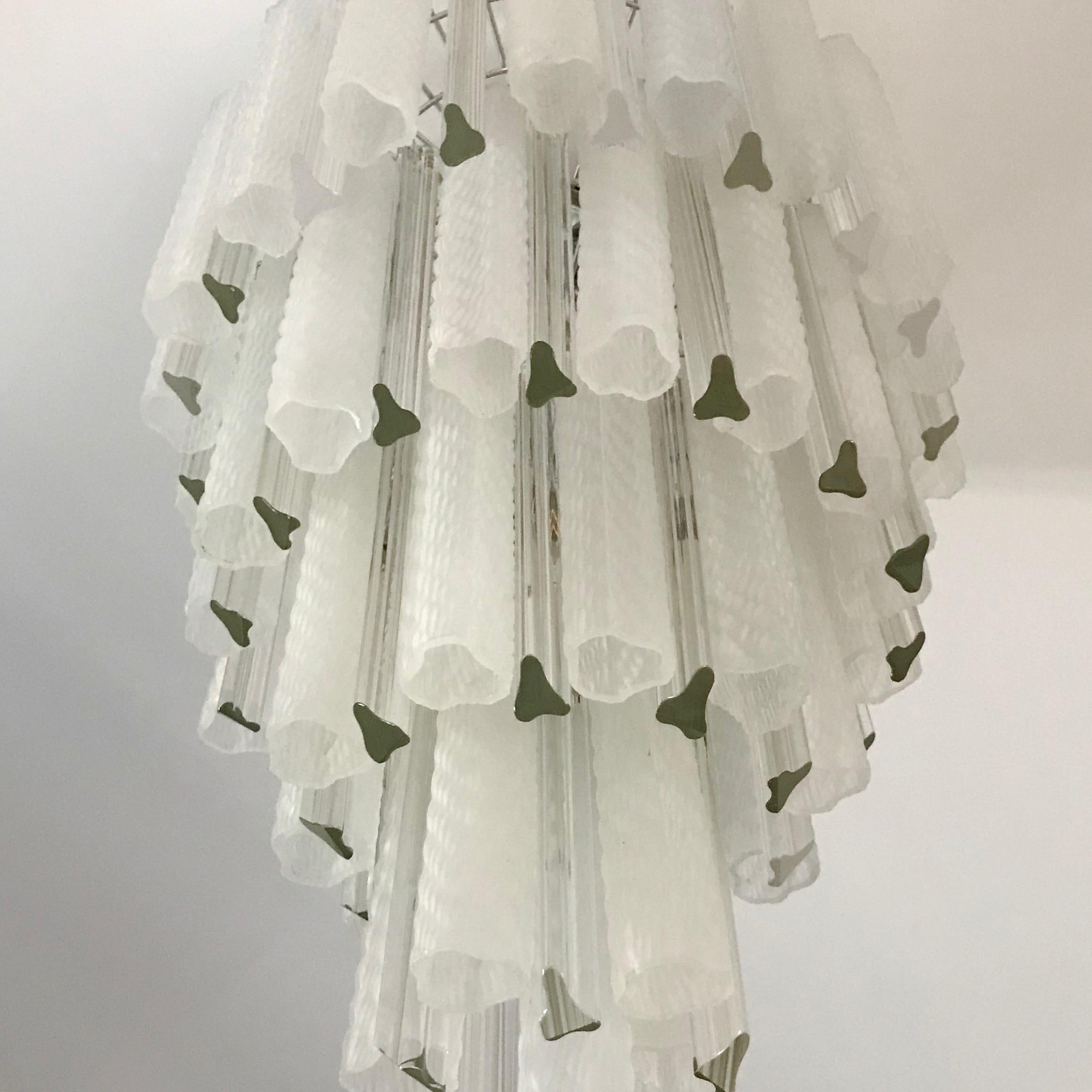 Venini 1960s Cylinder Crystal and White Murano Glass Round Chandelier on Nickel (Moderne der Mitte des Jahrhunderts) im Angebot