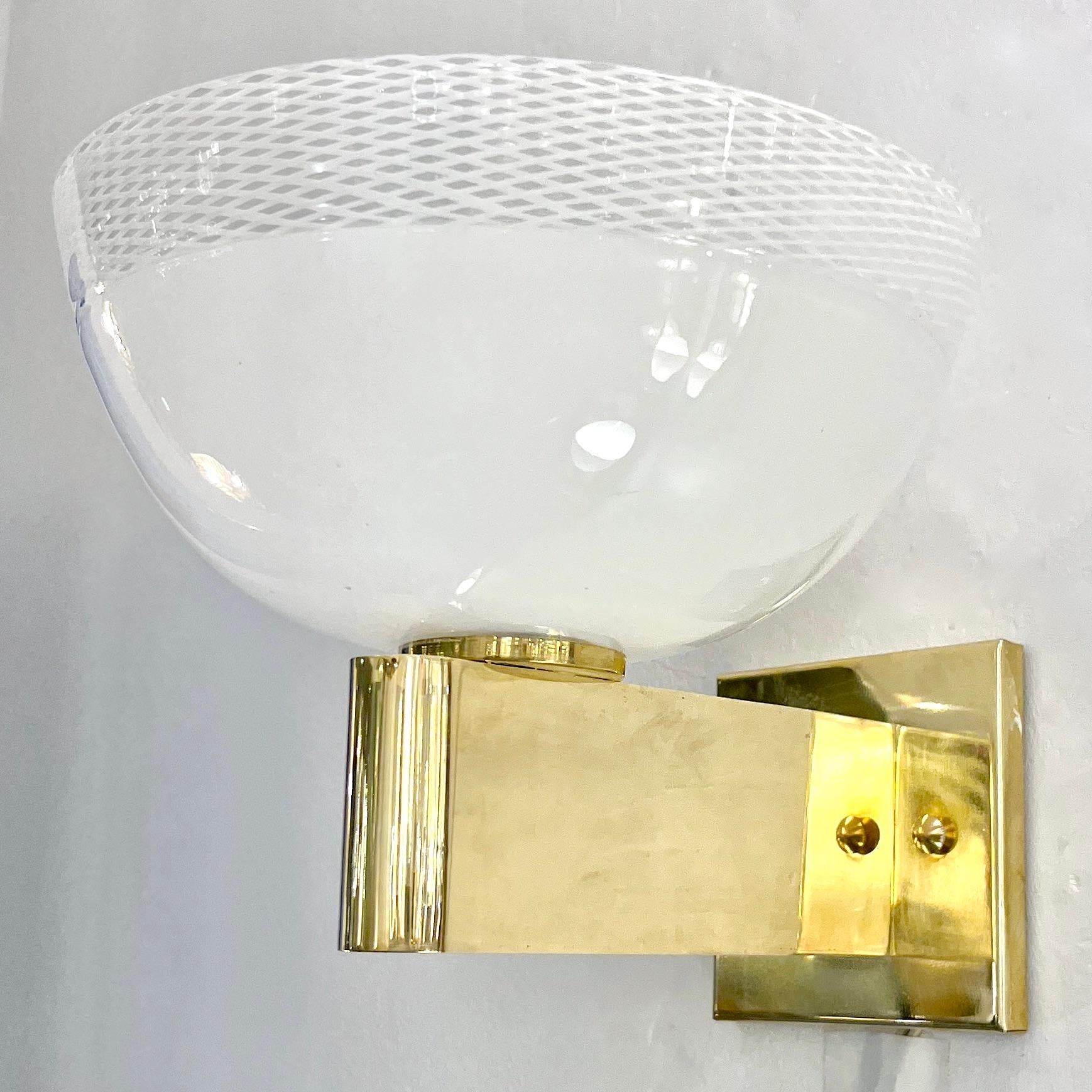 Venini Style 1970s Italian Art Deco Design White Murano Glass Bowl Brass Sconces en vente 2