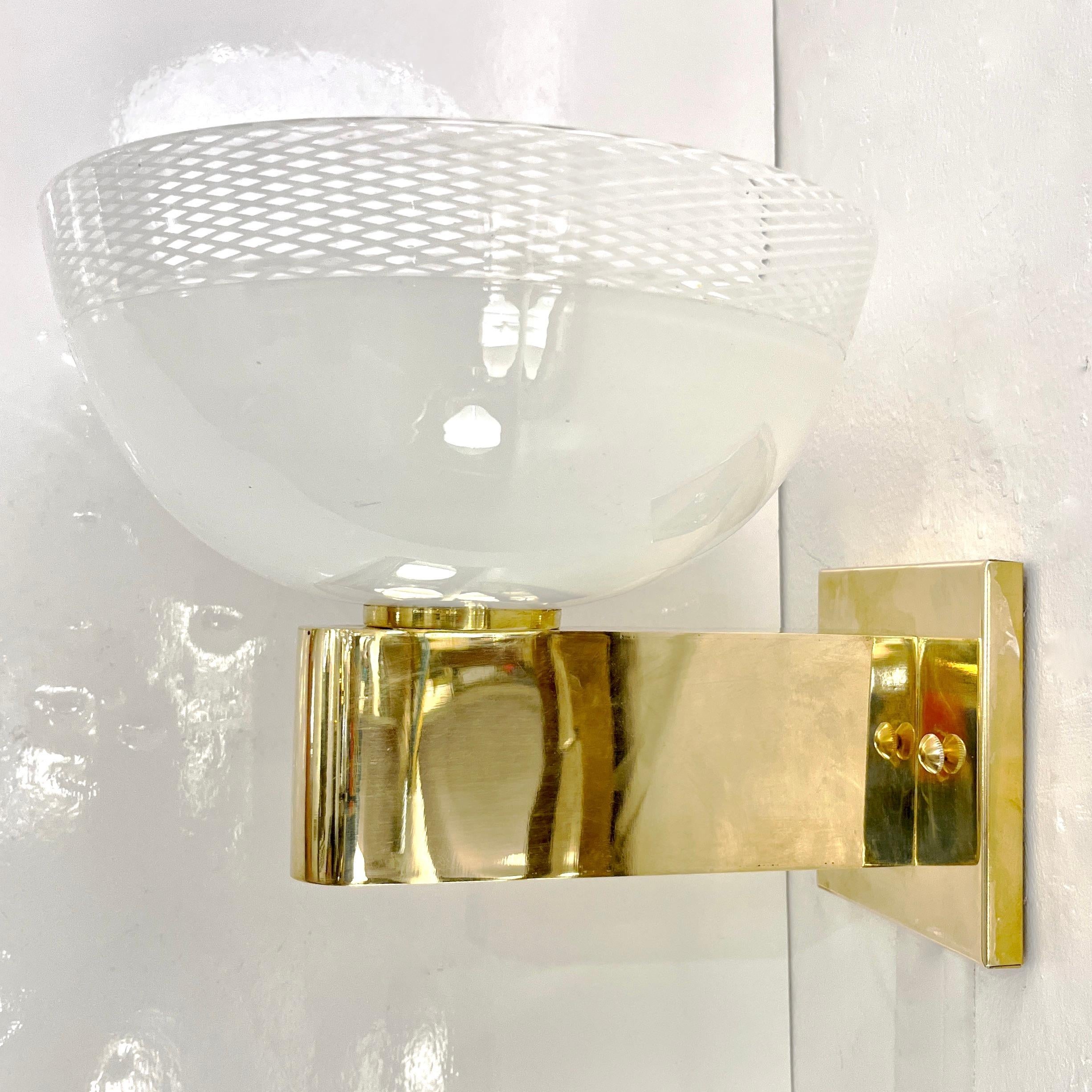 Venini Style 1970s Italian Art Deco Design White Murano Glass Bowl Brass Sconces en vente 3