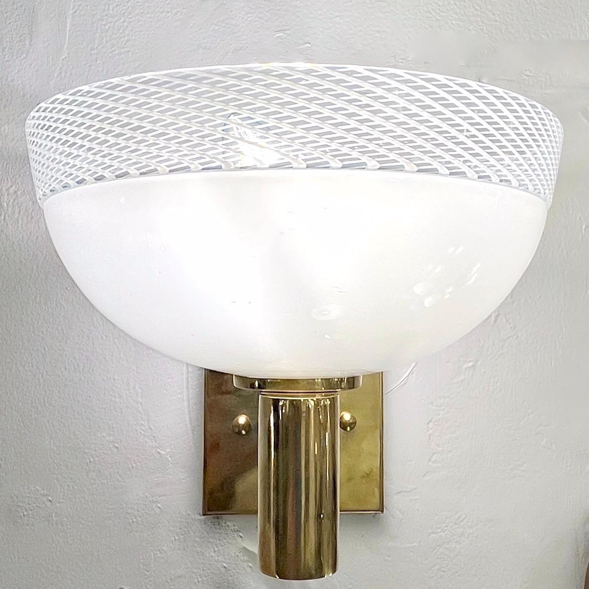 Venini Style 1970s Italian Art Deco Design White Murano Glass Bowl Brass Sconces en vente 4