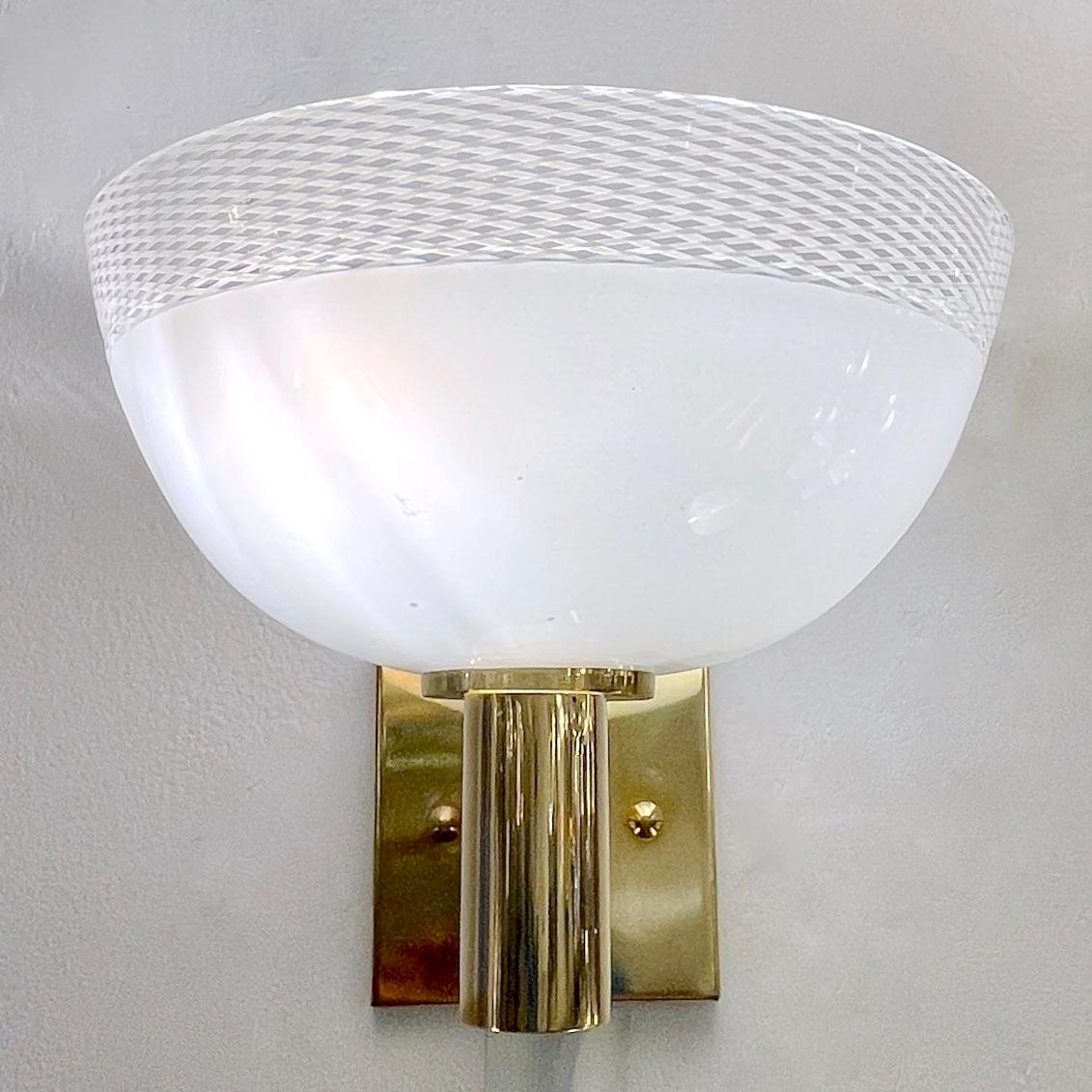 Laiton Venini Style 1970s Italian Art Deco Design White Murano Glass Bowl Brass Sconces en vente