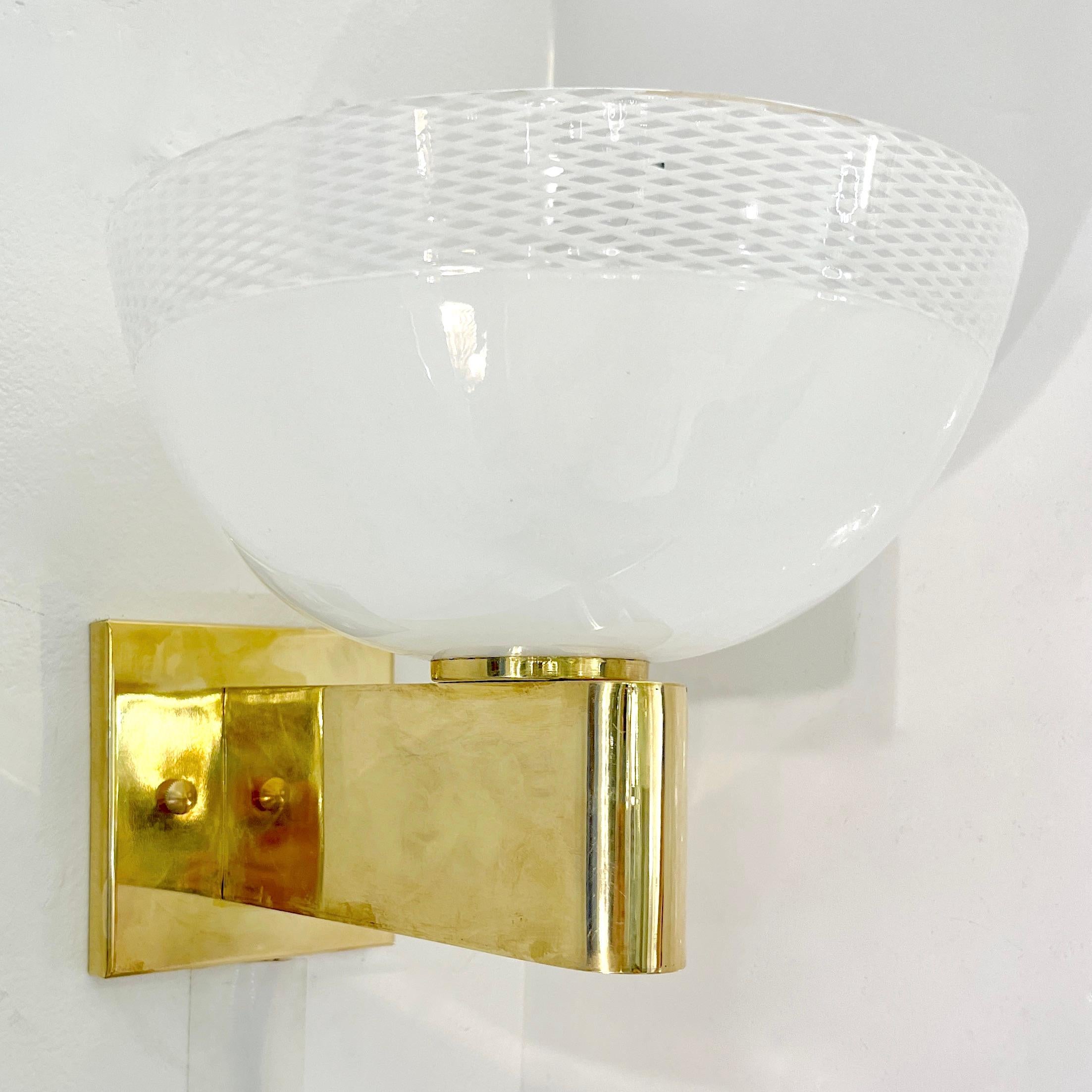 Venini Style 1970s Italian Art Deco Design White Murano Glass Bowl Brass Sconces en vente 1