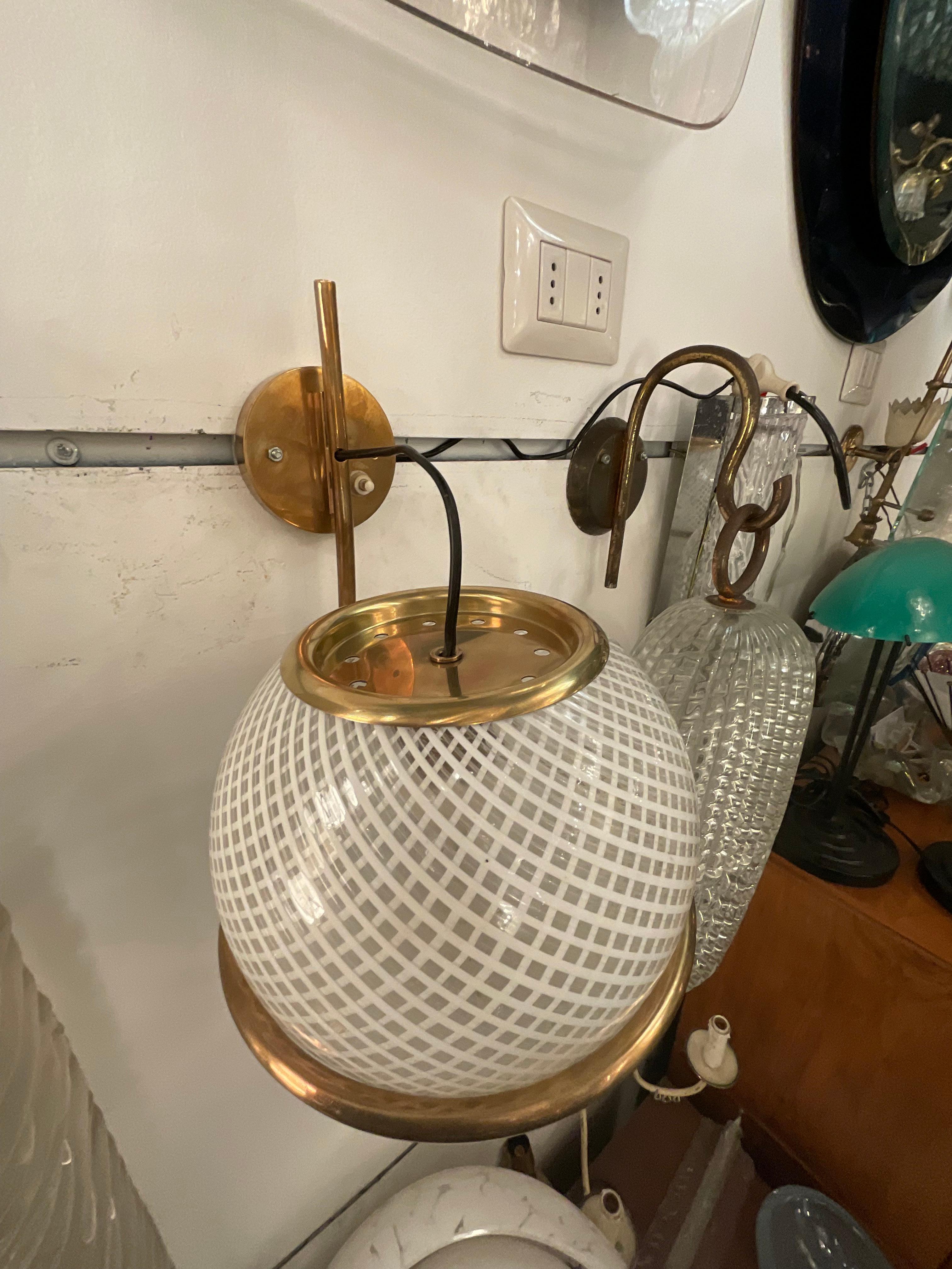 VENINI - 3 Appliques da muro,in vetro di murano a reticello e montatura en ottone .
Vengono vendute singolarmente o a scelta di numero.
É stato pulito l’ottone e rieletrificato.
Tutti e 3 sono perfetti e funzionanti.