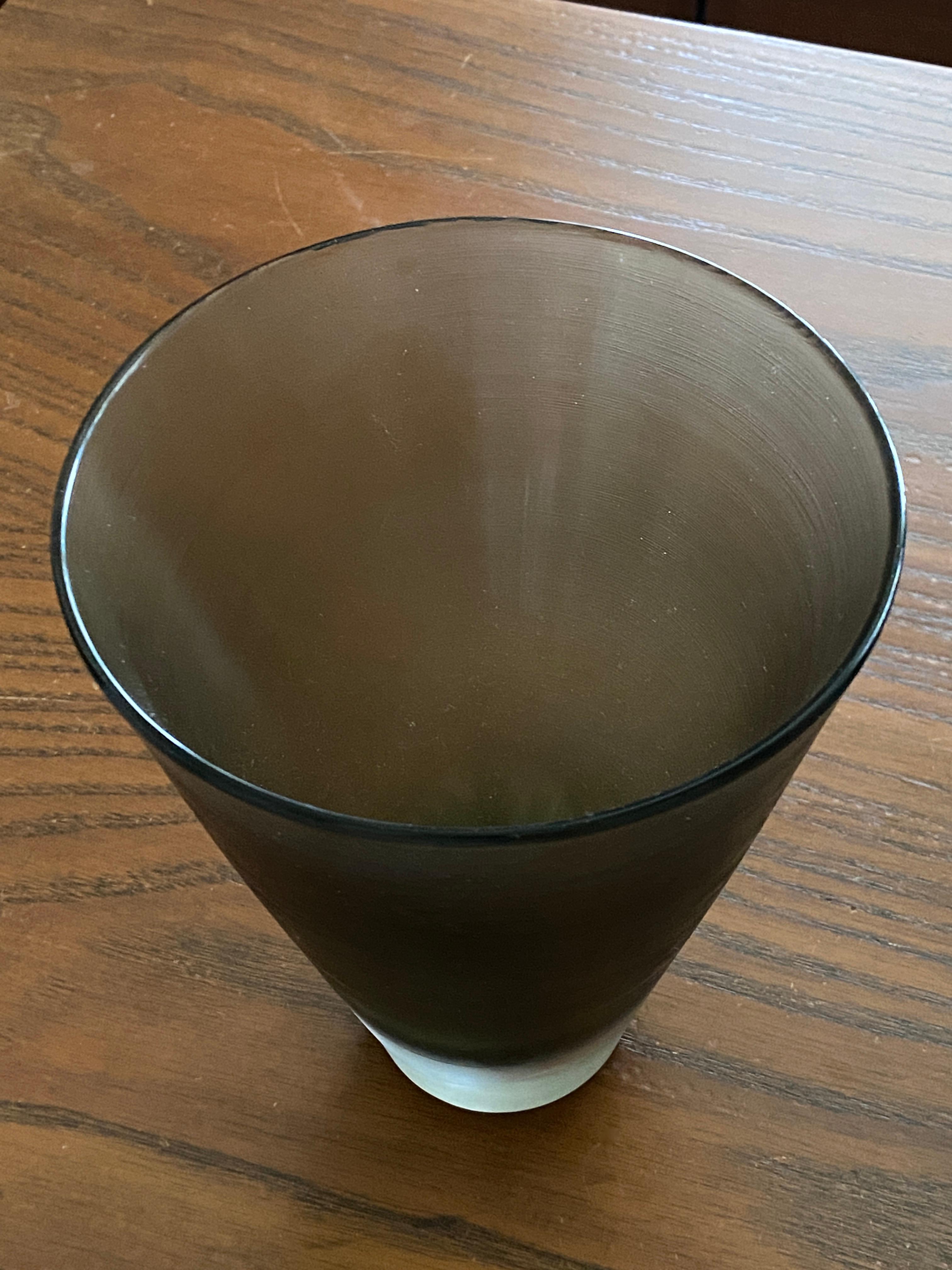 Milieu du XXe siècle Vase en verre gris/vert Inciso 6 1/2