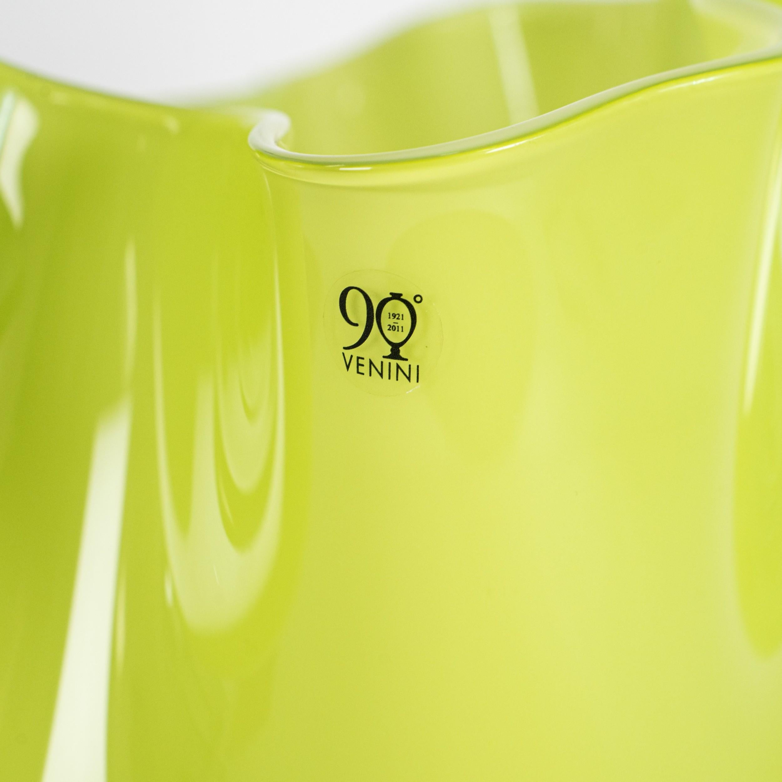 Mid-Century moderno VENINI 90° Anniversary vase Fazzoletto Green Murano Glass Signed 2012 in vendita