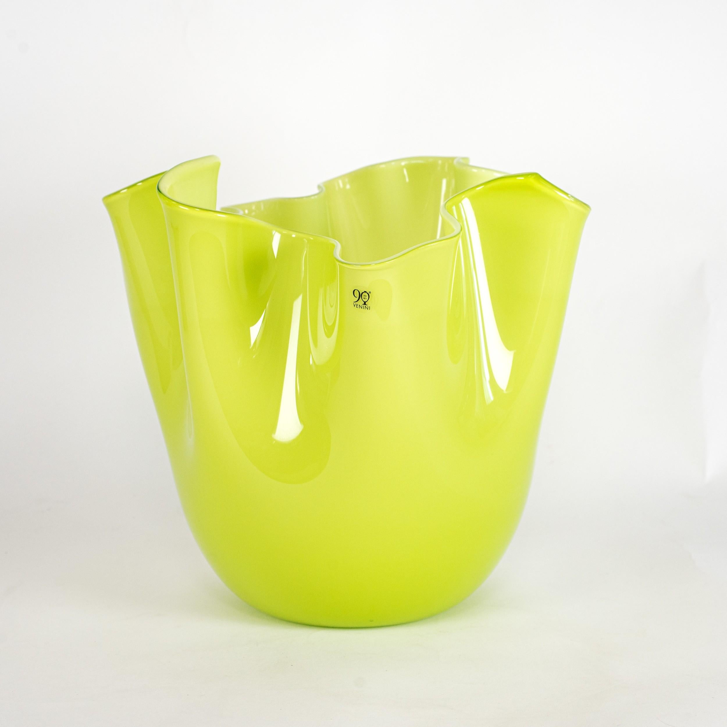 Italiano VENINI 90° Anniversary vase Fazzoletto Green Murano Glass Signed 2012 in vendita