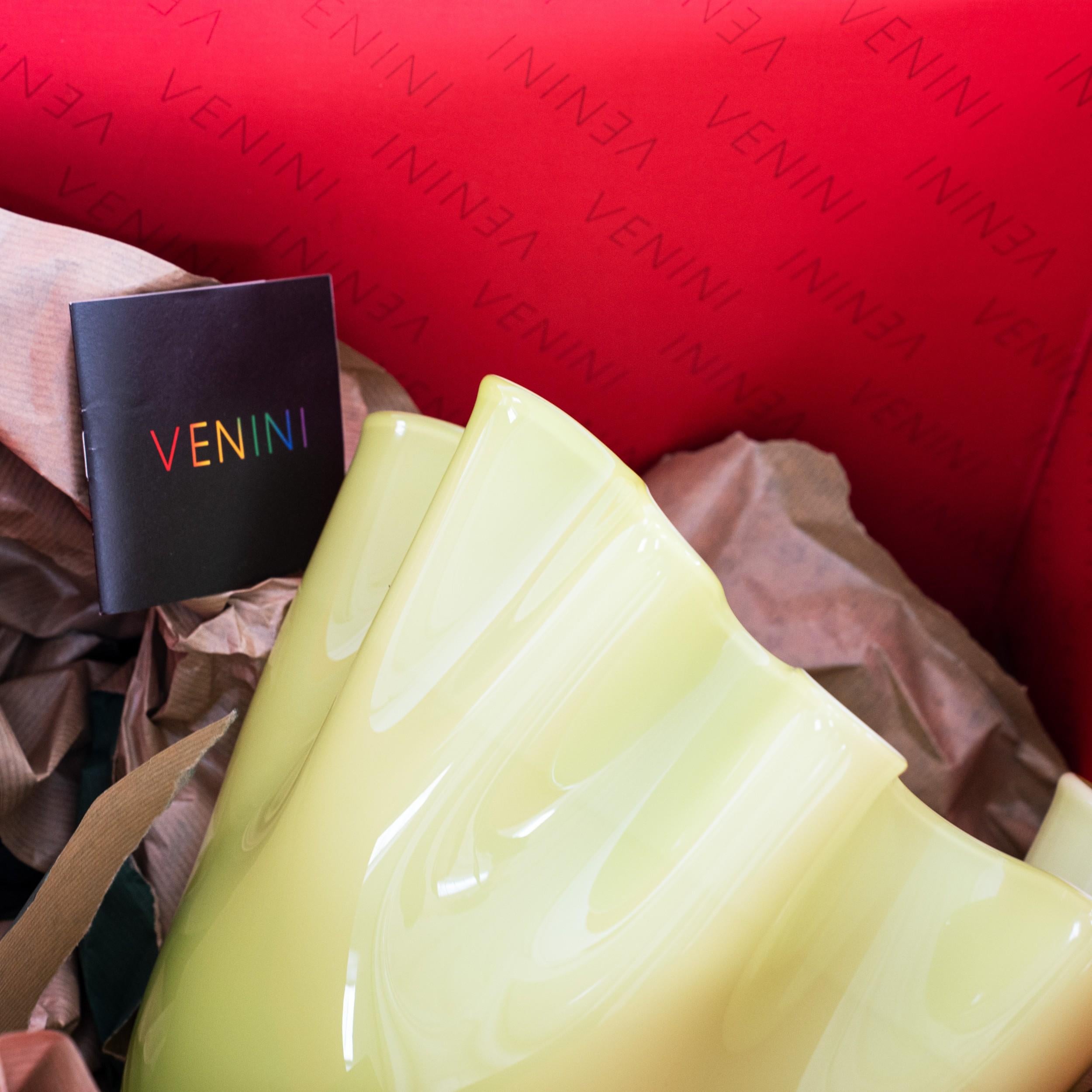 XXI secolo e contemporaneo VENINI 90° Anniversary vase Fazzoletto Green Murano Glass Signed 2012 in vendita