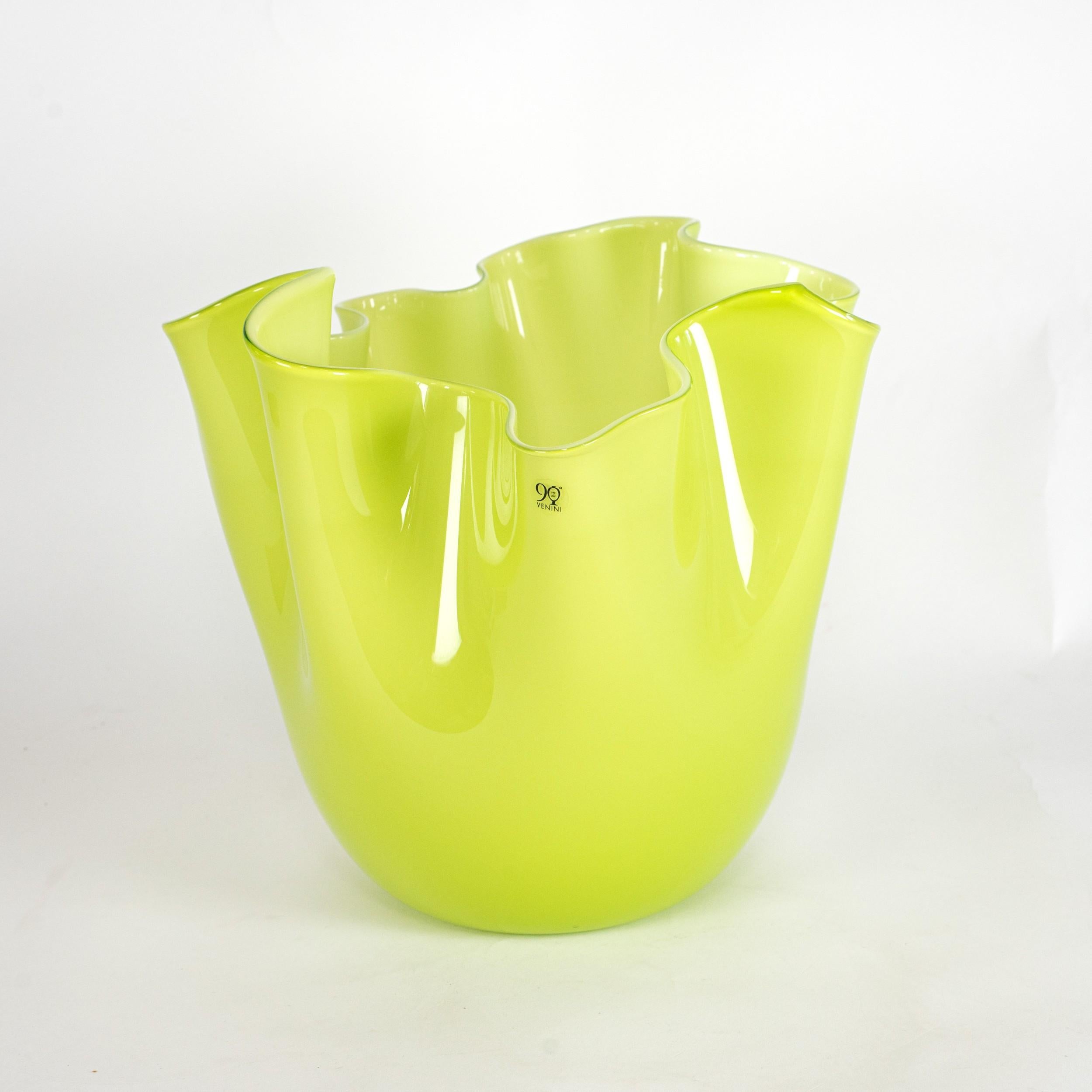 Vetro soffiato VENINI 90° Anniversary vase Fazzoletto Green Murano Glass Signed 2012 in vendita