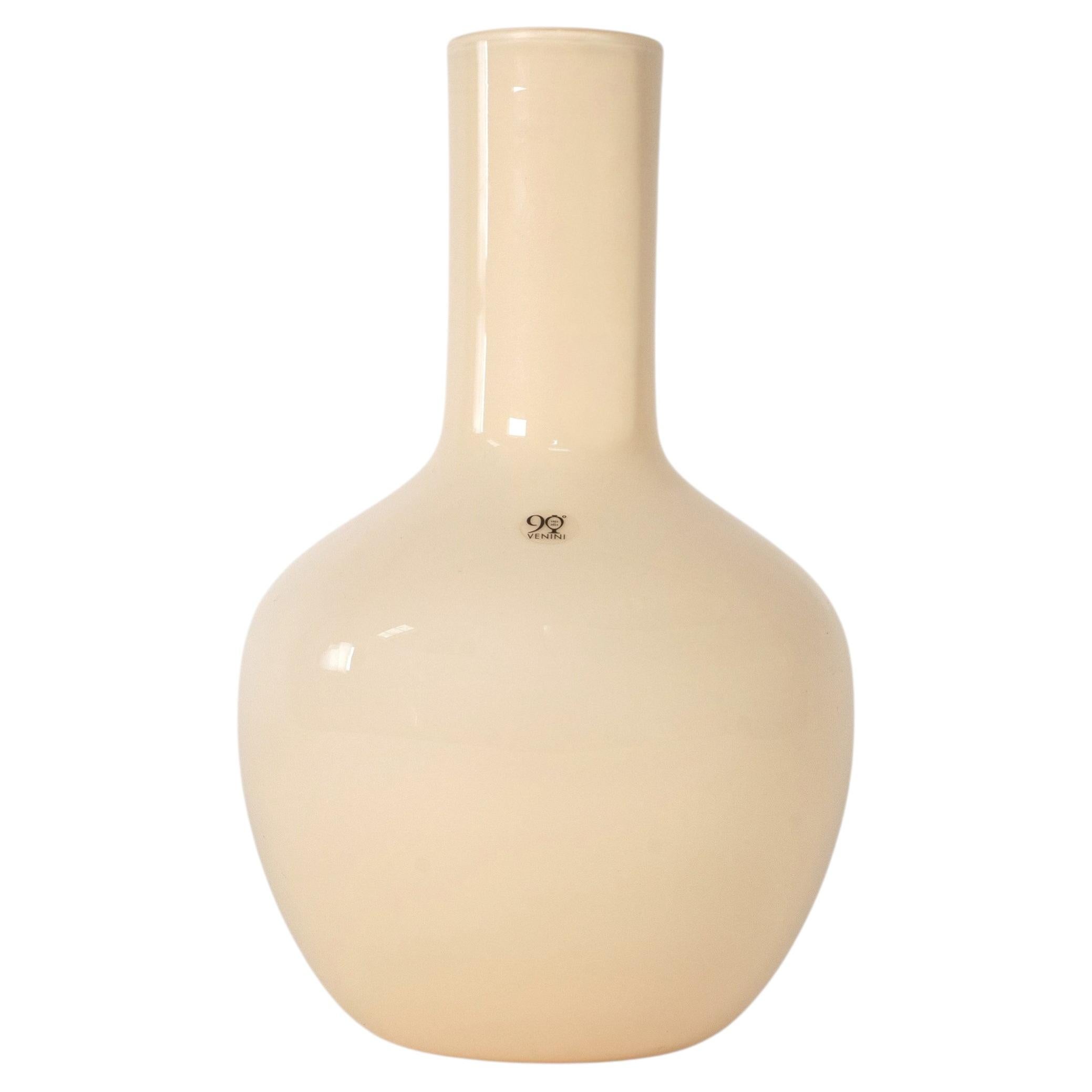 Vaso in vetro di Murano "Opachi Ivory" della collezione VENINI 90th, disegnato da Tobia Scarpa, firmato 2012, Italia