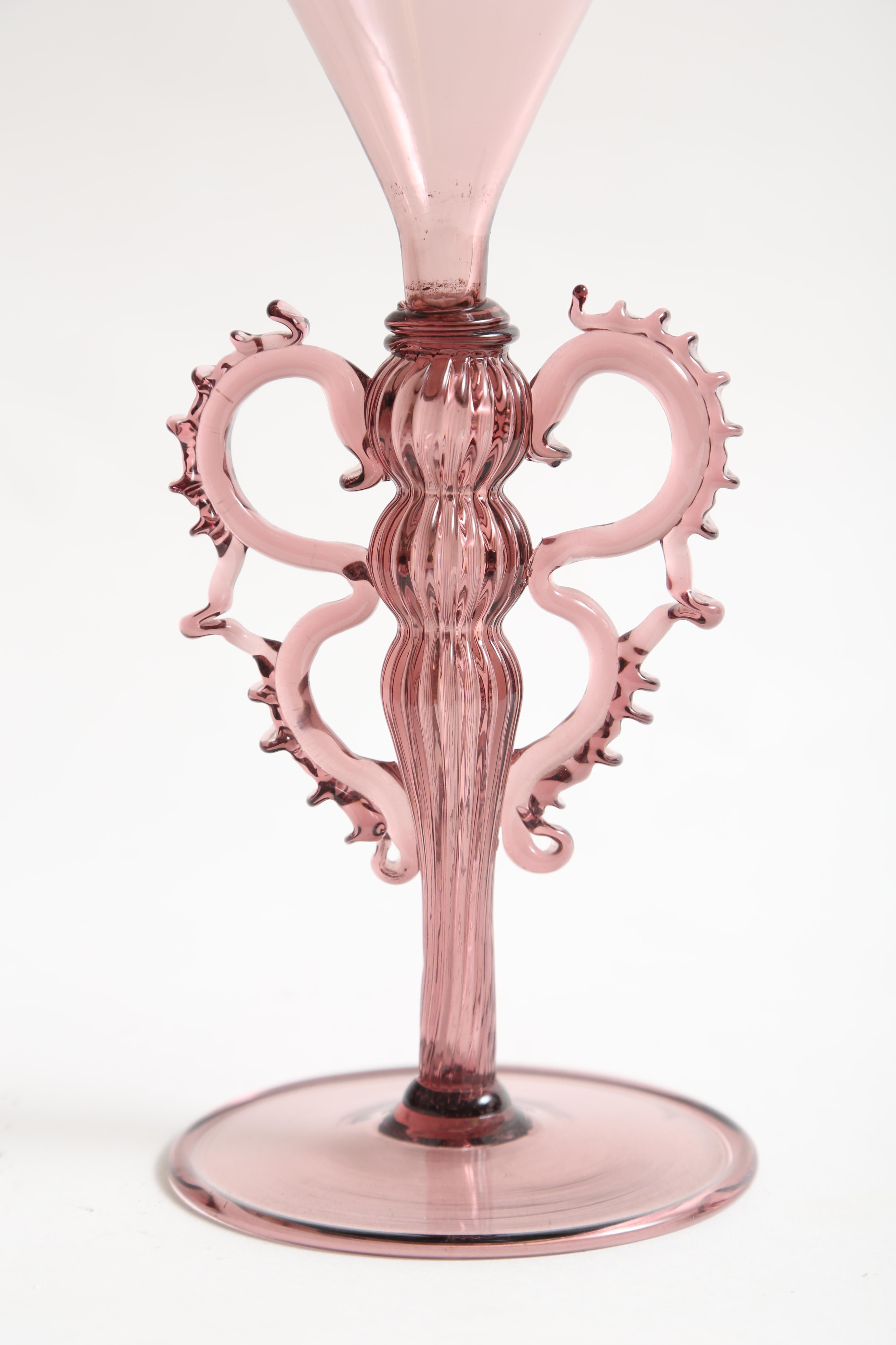 italien Vase Venini Soffiato en verre améthyste avec poignées appliquées  en vente