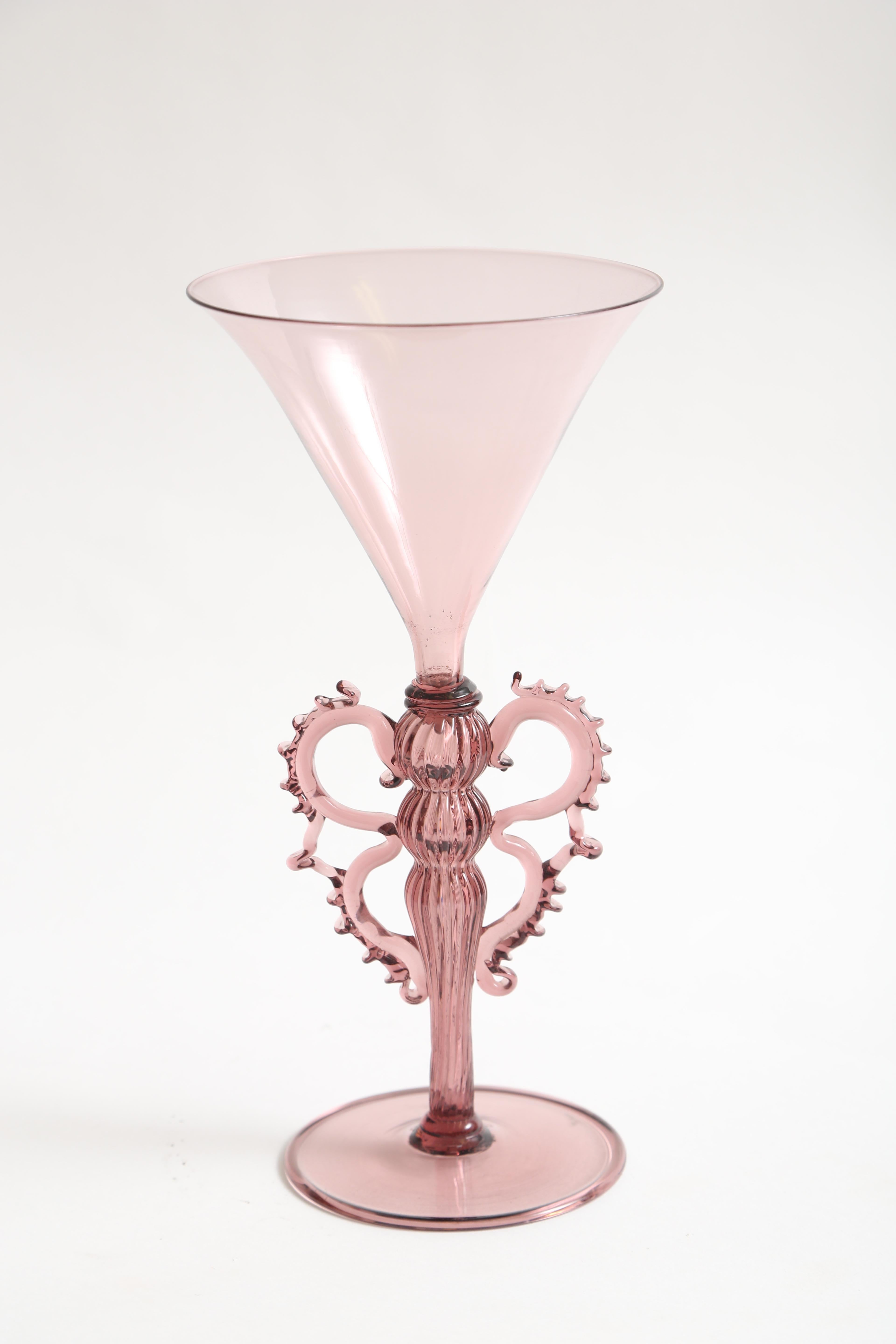 A large chalice form in transparent amethyst -colored glass.
Three-line acid stamp.
Possibly designed by Vittorio Vecchin.