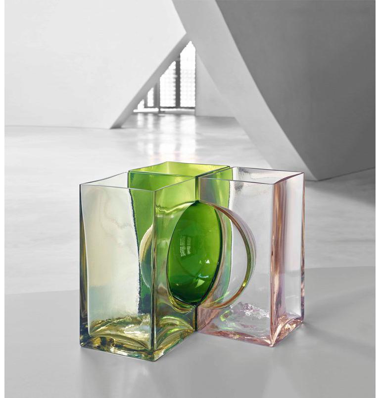 Le vase Ando Cosmos, conçu par Tadao Ando et fabriqué par Venini, est composé de trois vases qui, une fois réunis, créent une sphère. La version en cristal est disponible en édition limitée à 19 pièces. Utilisation intérieure