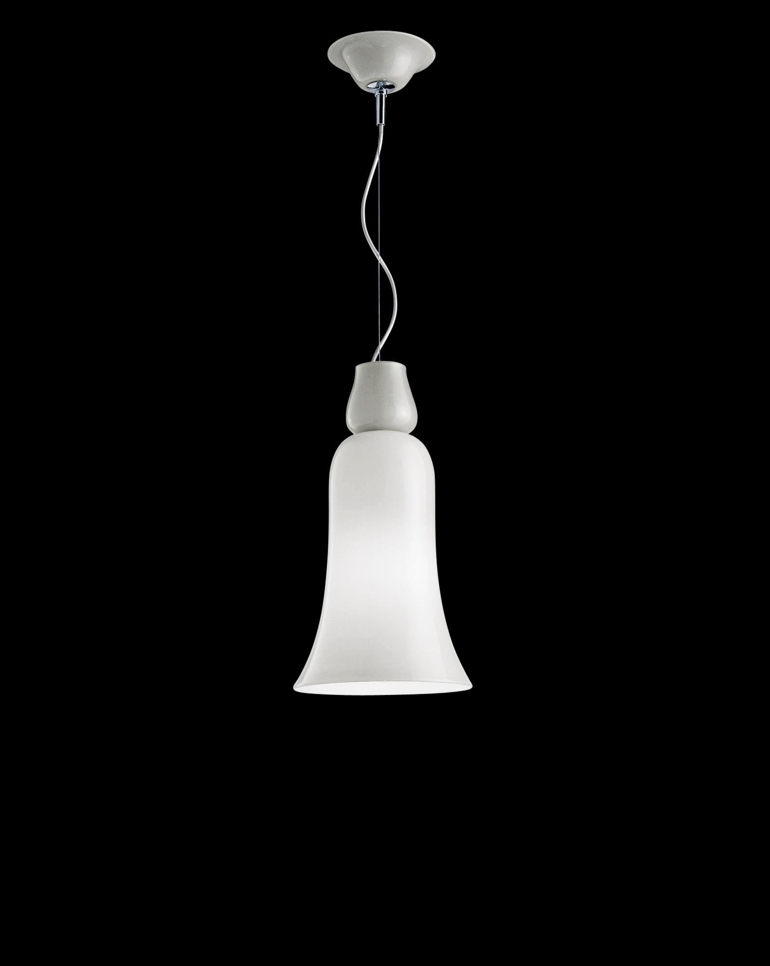 La lampe à suspension Anni Trenta, conçue et fabriquée par Venini, présente des lignes sinueuses qui rappellent clairement les années 1930. Disponible en deux couleurs différentes. Utilisation intérieure uniquement.

Dimensions : Ø 24 cm, H 47