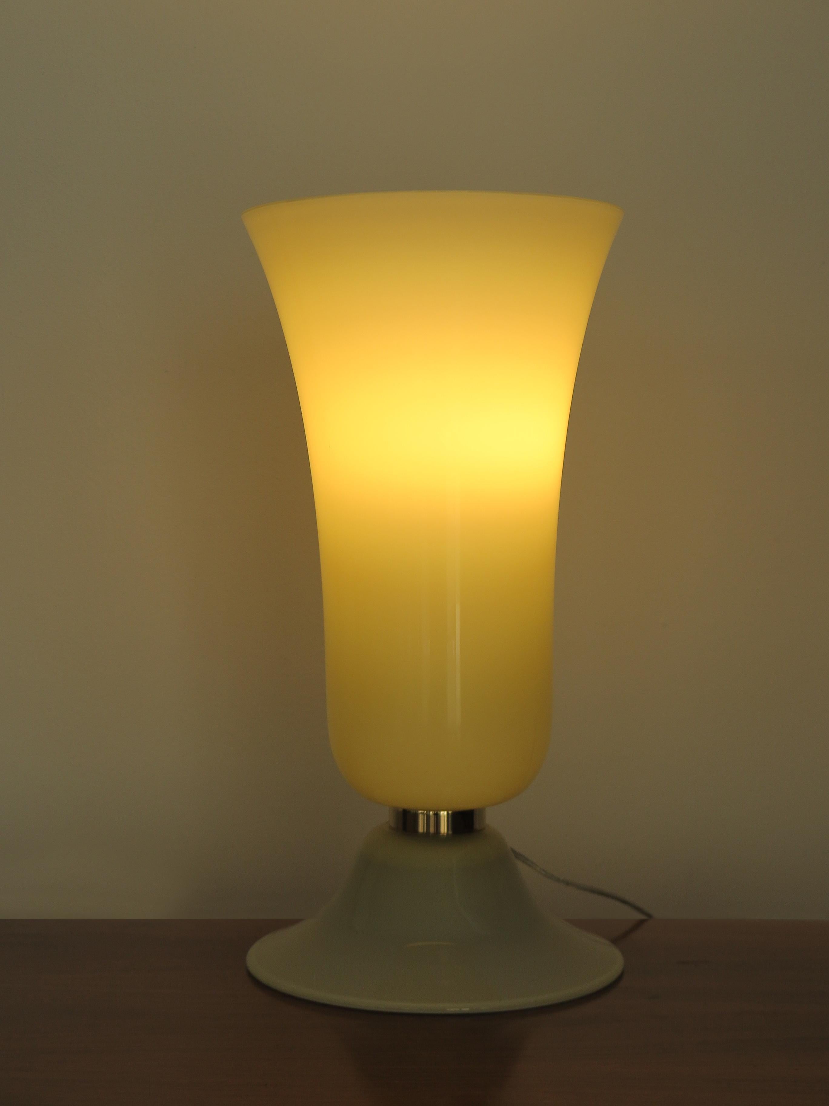 Italian midcentury modern design table lamp collection serie “Anni Trenta” designed by Venini and produced by Venini Murano composed of hand-blown and hand-worked opaline glass diffuser and base, connected by a brass ring element, Italy production