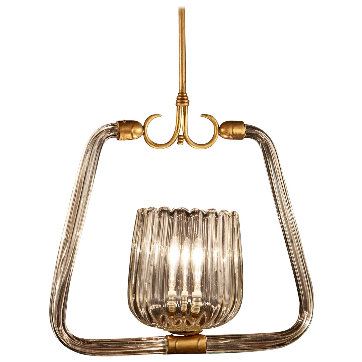 Lustre au design essentiel et d'une grande élégance attribuable à Gio Ponti.
Centré par une étonnante coupe soufflée à la main avec une ampoule E 27.
 Une beauté arrière de la manufacture Venini.
 