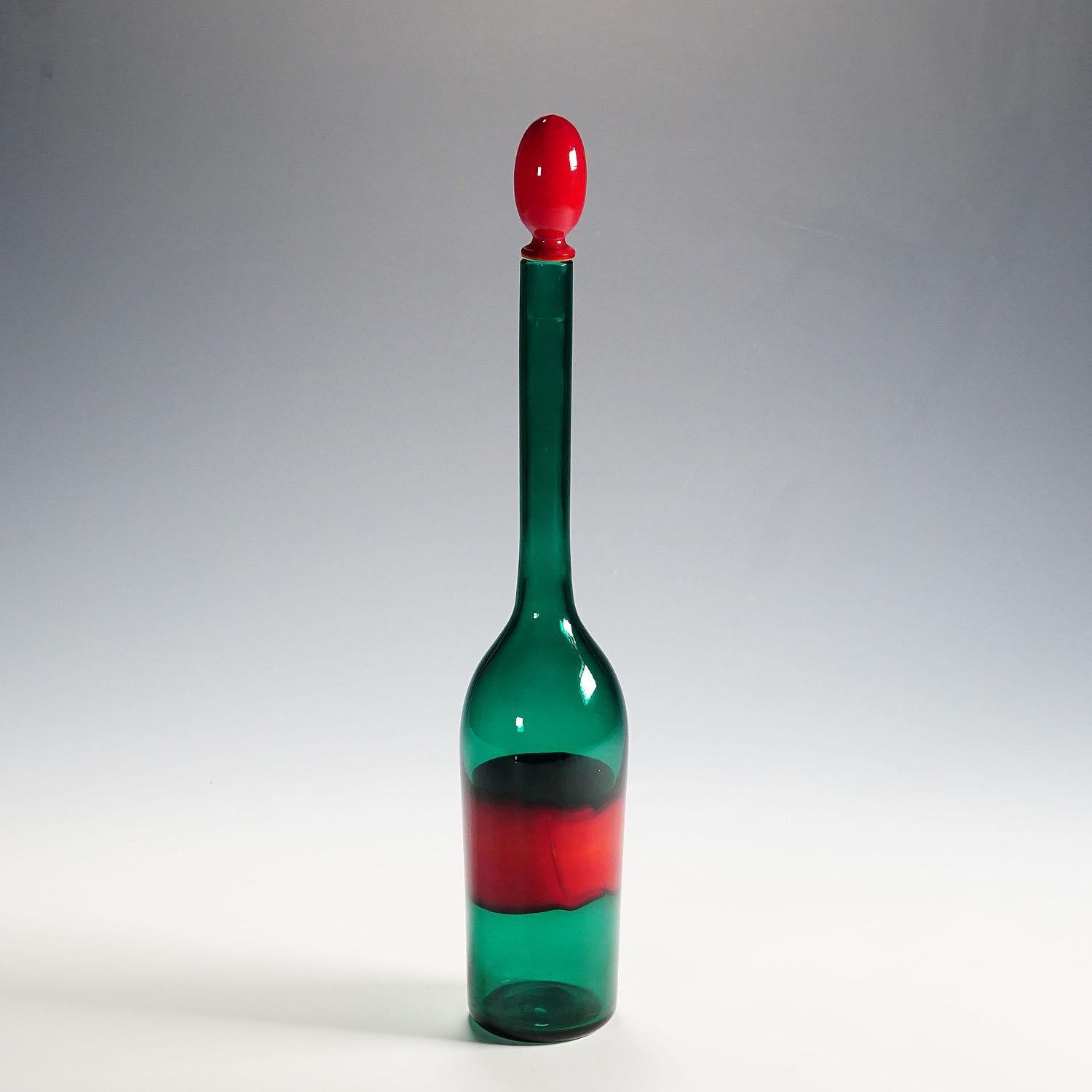 Bouteille en verre d'art Venini avec décoration Fasce, Murano, années 1950

Une grande bouteille en verre vert transparent avec un bouchon rouge et une bande rouge 