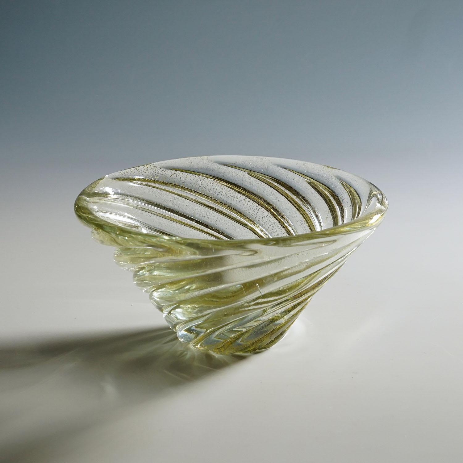 Venini-Kunstglasschale „Diamante“ von Paolo Venini, Murano, 1930er Jahre

Eine seltene Venini Kunstglasschale aus der Serie 'Diamante'. Schweres transparentes Glas mit einem Goldblatt-Einschluss frei geformt mit einer gedrehten Riffelung. 1934 von