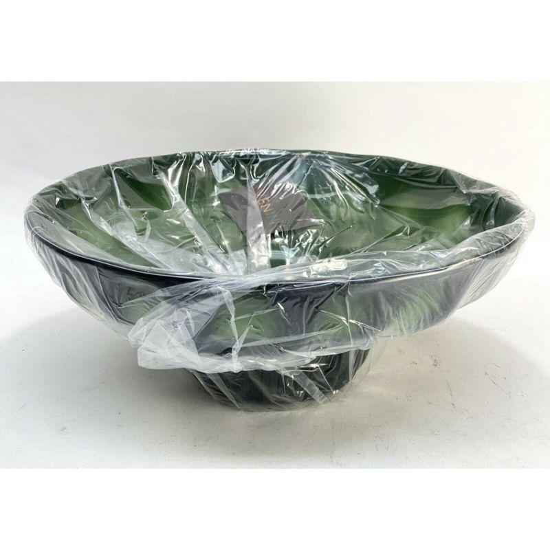 Venini Art glass green Ninfea bowl by Napoleone Martinuzzi

Napoleone Martinuzzi in Green Signed to the underside base with original box. Please note the image used in the main photo is a stock photo as we have not removed the item from the sealed