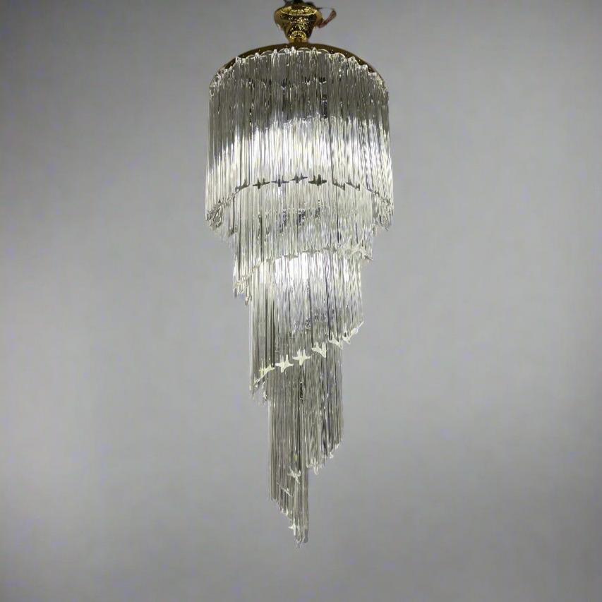 Lustre en verre d'art italien de Venini, datant de 1950. Le cadre métallique circulaire supporte une série de baguettes en verre clair de Murano en forme d'étoile qui tombent en cascade dans une spirale descendante.