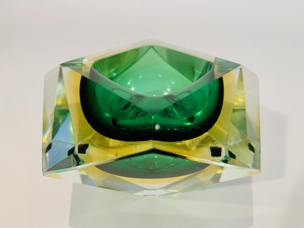 Milieu du XXe siècle Attribué à Venini cendrier en verre de Murano bicolore circa 1950 en vente