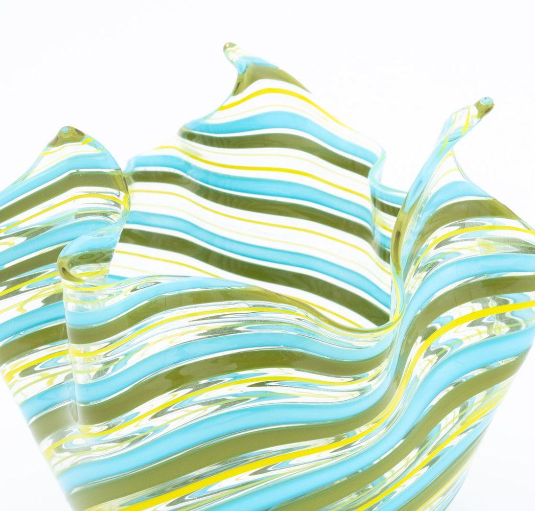 Vaso a fazzoletto in vetro artistico di Murano attribuito a Venini, con strisce cangianti blu turchese e verdi. 4,25