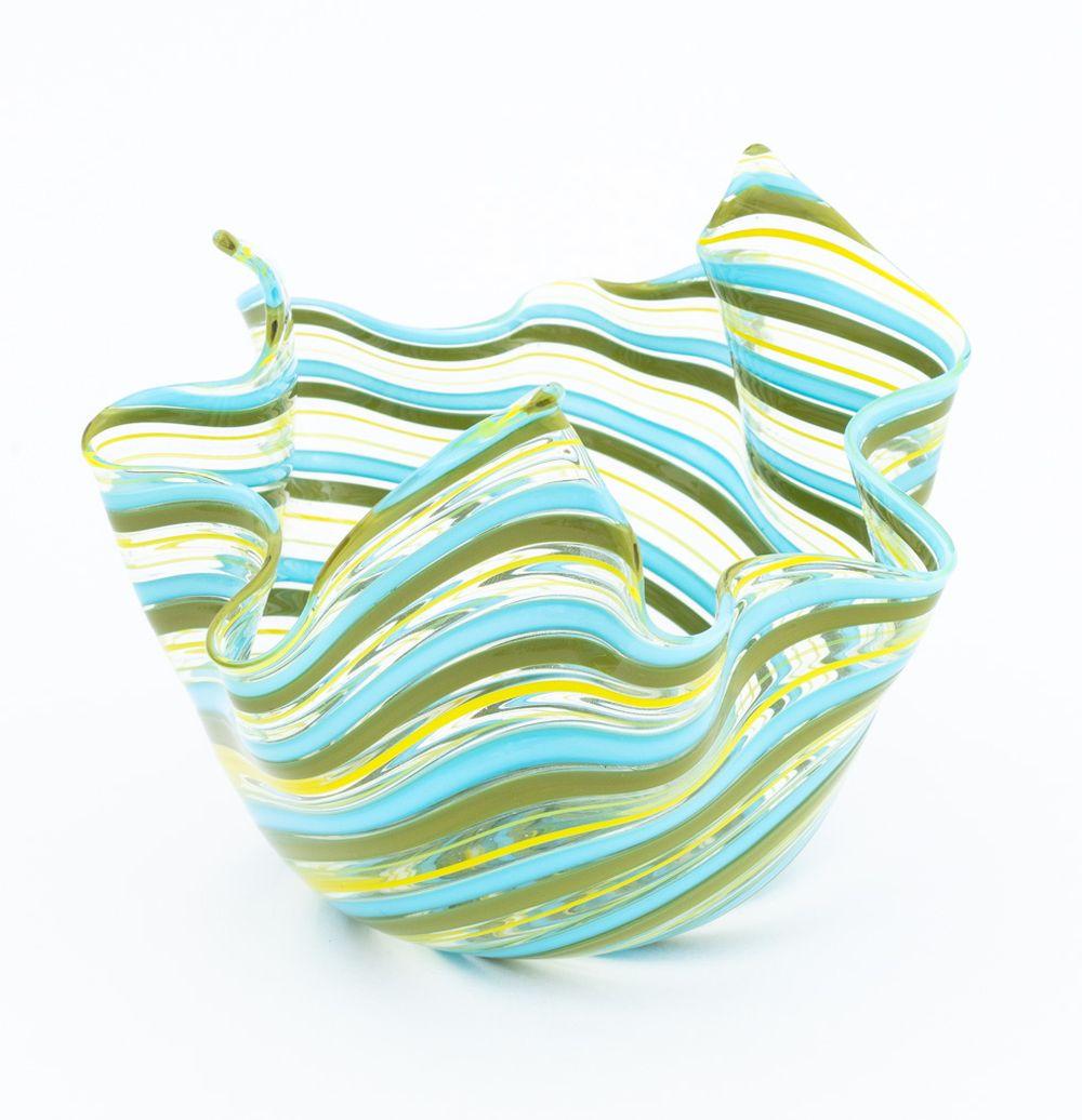 Mid-Century moderno Venini Attr. Vaso a fazzoletto in vetro artistico di Murano in vendita