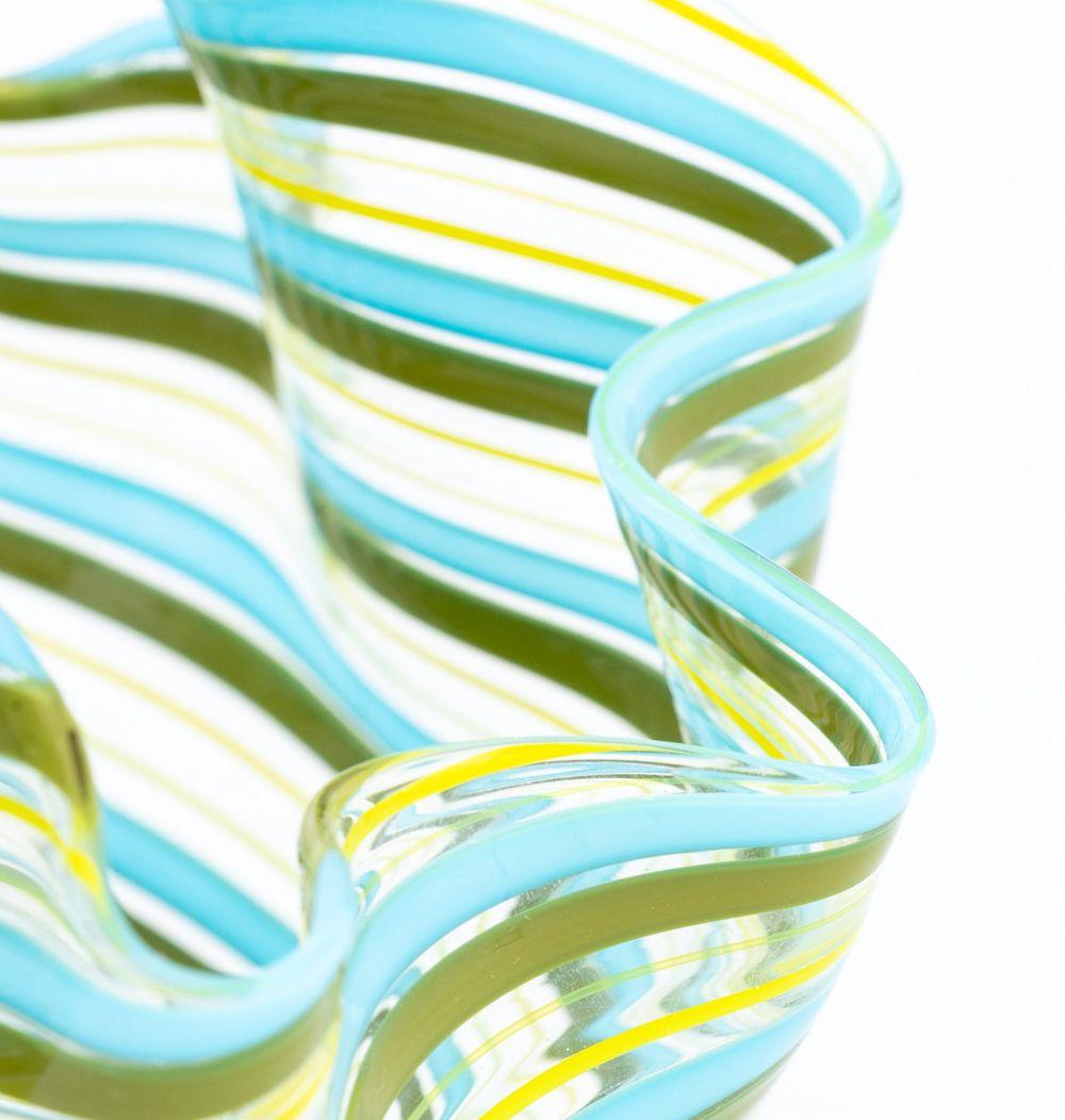 Italiano Venini Attr. Vaso a fazzoletto in vetro artistico di Murano in vendita