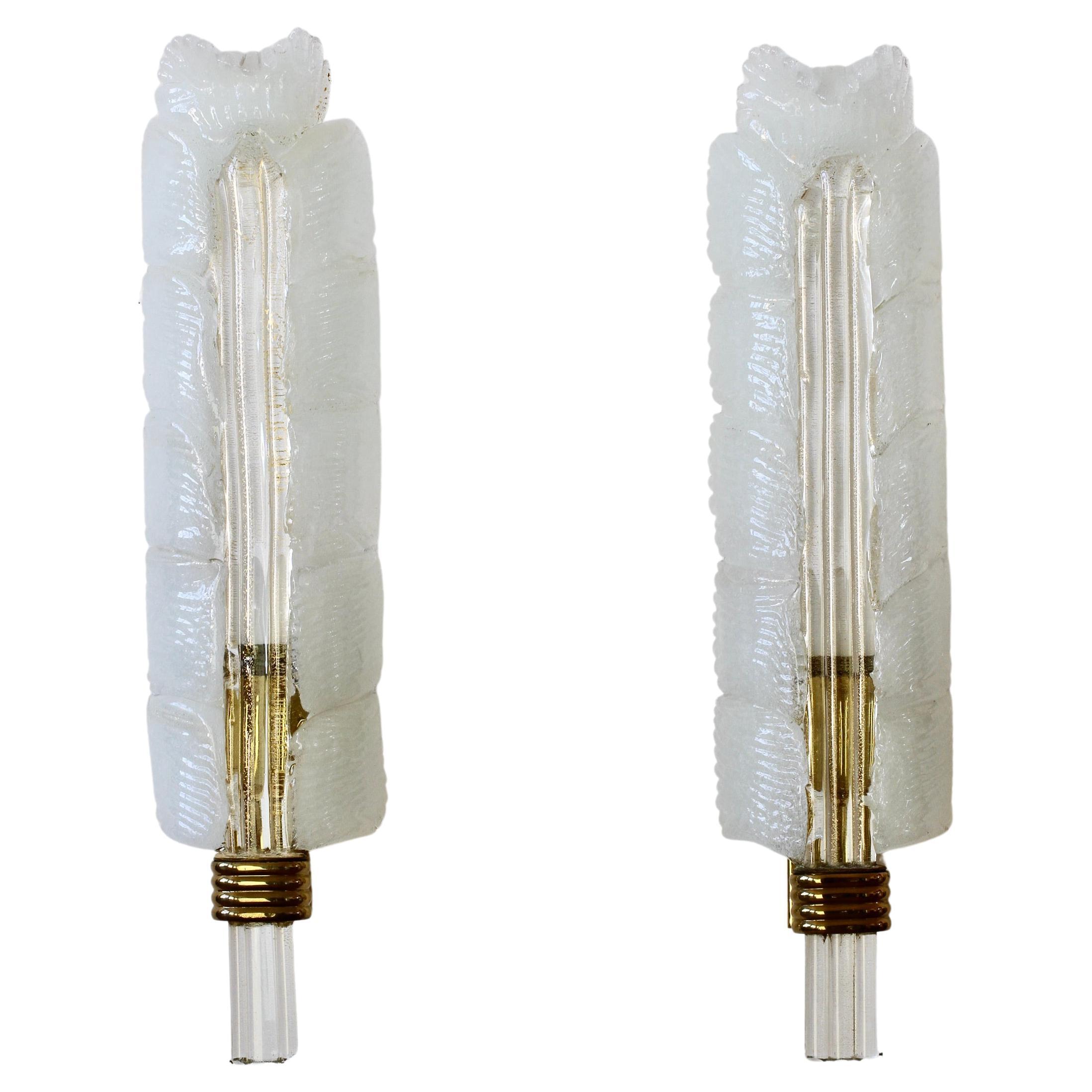 Venini attributed pair of Venetian neoclassical style Murano glass leaf sconces or wall-lights made on the island of Murano, Venice, Italy, circa 1940s. Made of textured opaque glass with gold inclusions within the clear glass stems - handmade and