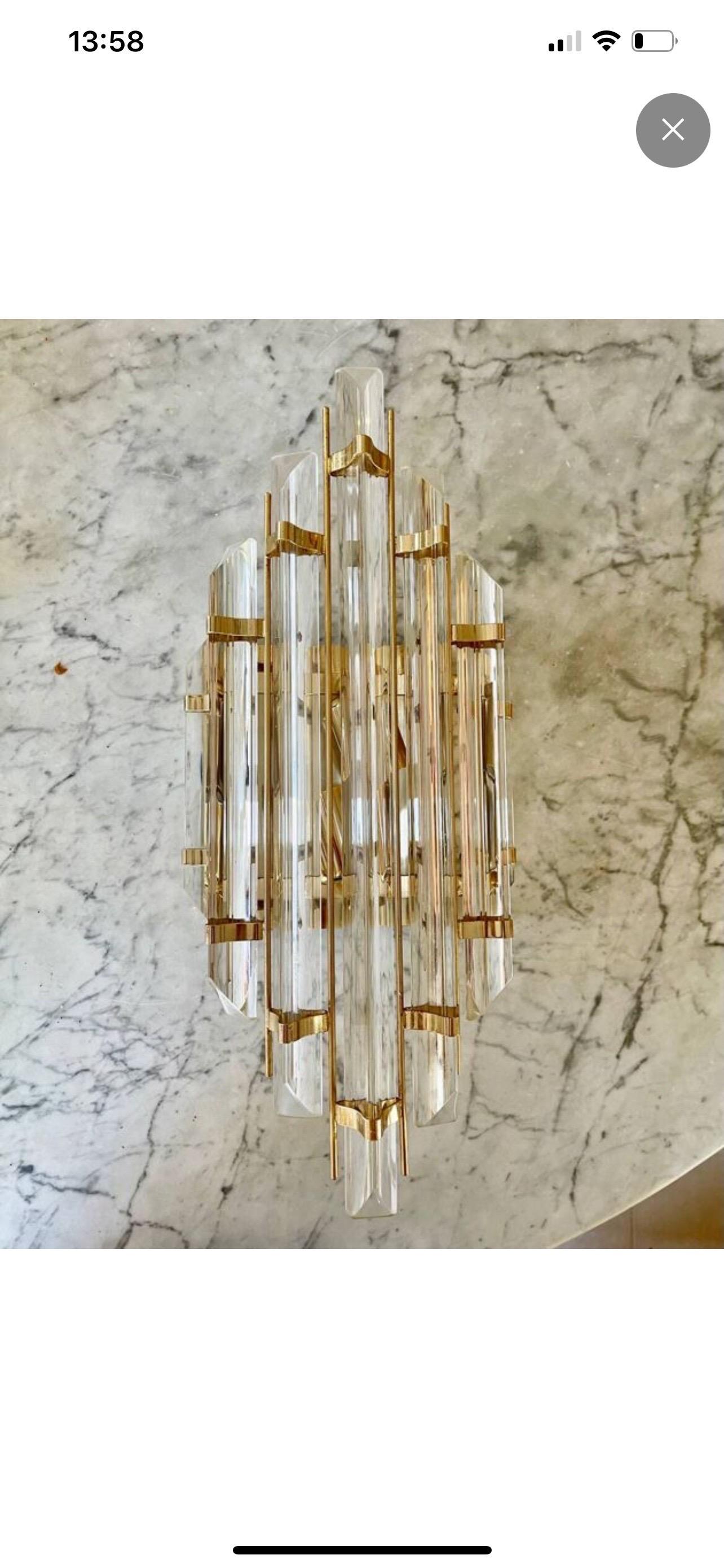 Applique Venini en verre de Murano avec verre iridium. Le design et la qualité du verre font de cette pièce ce qu'il y a de mieux en matière de design.
Cette paire d'appliques est en bon état.
Venini est une entreprise italienne connue pour ses