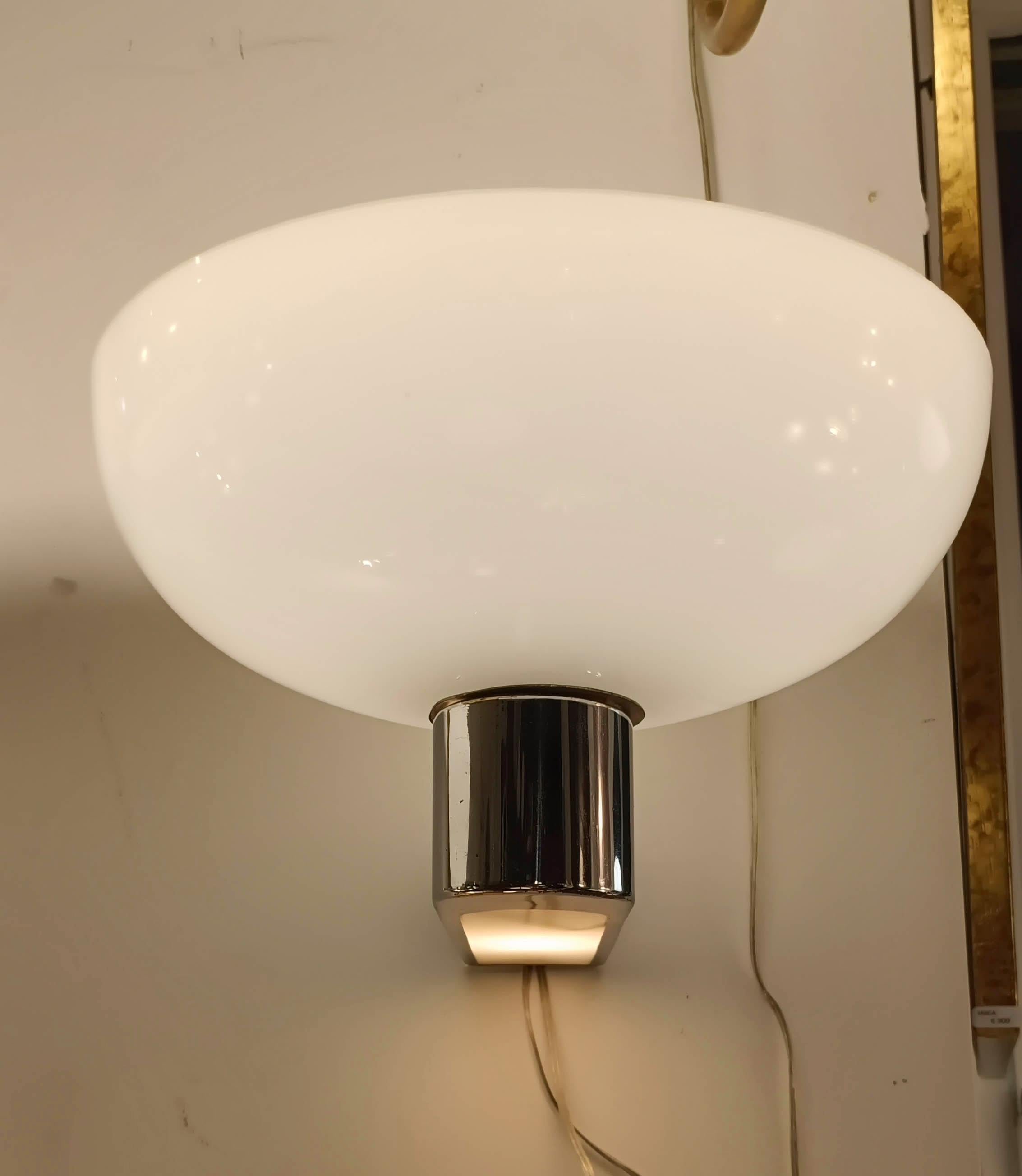 Venini Attrib. Lámpara de pared de latón cromado y cristal de Murano, Italia años 50 en Bueno estado para la venta en Naples, IT