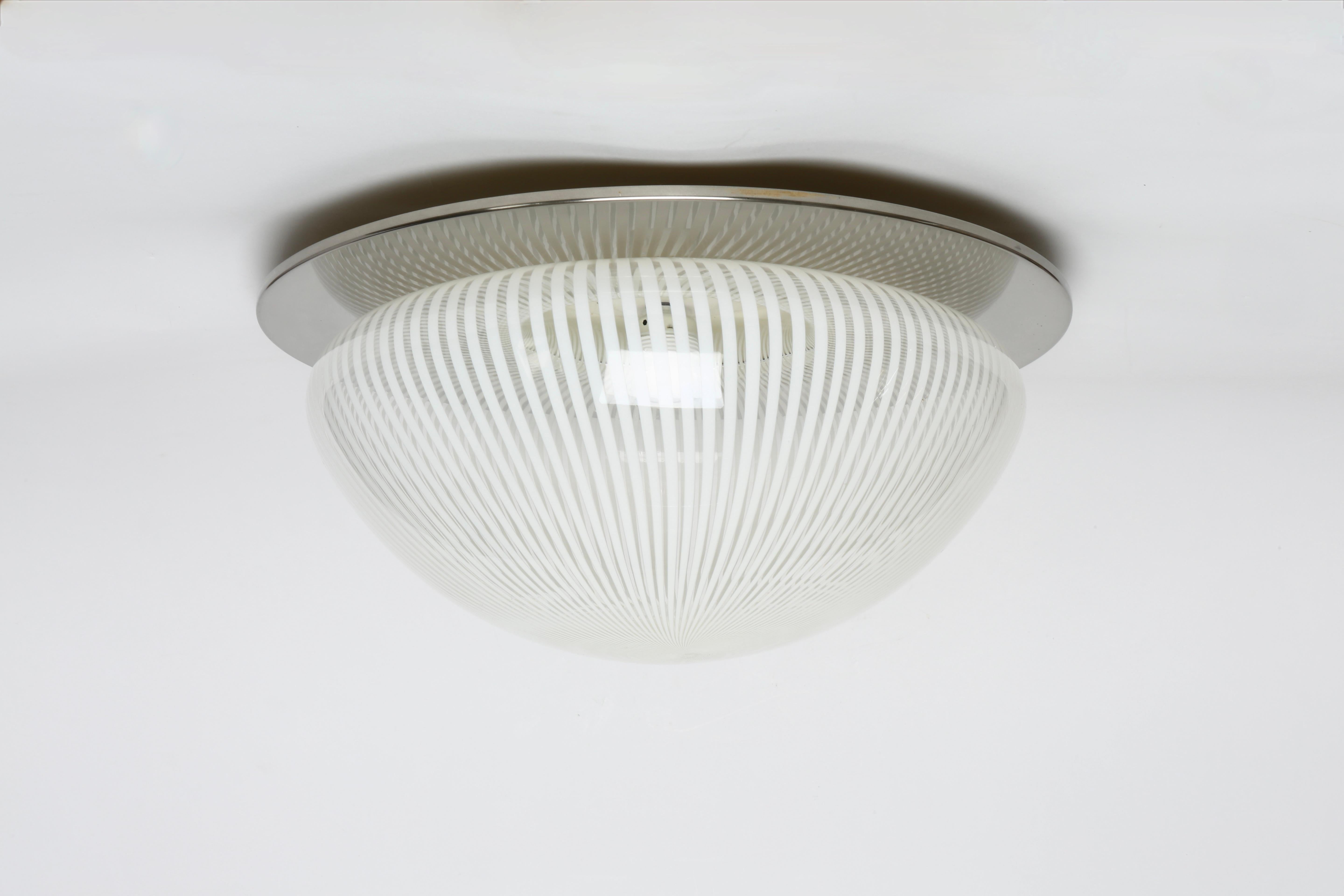 Italiano Venini ha attribuito a Murano una lampada da incasso in vetro, Italia, circa 1960 in vendita