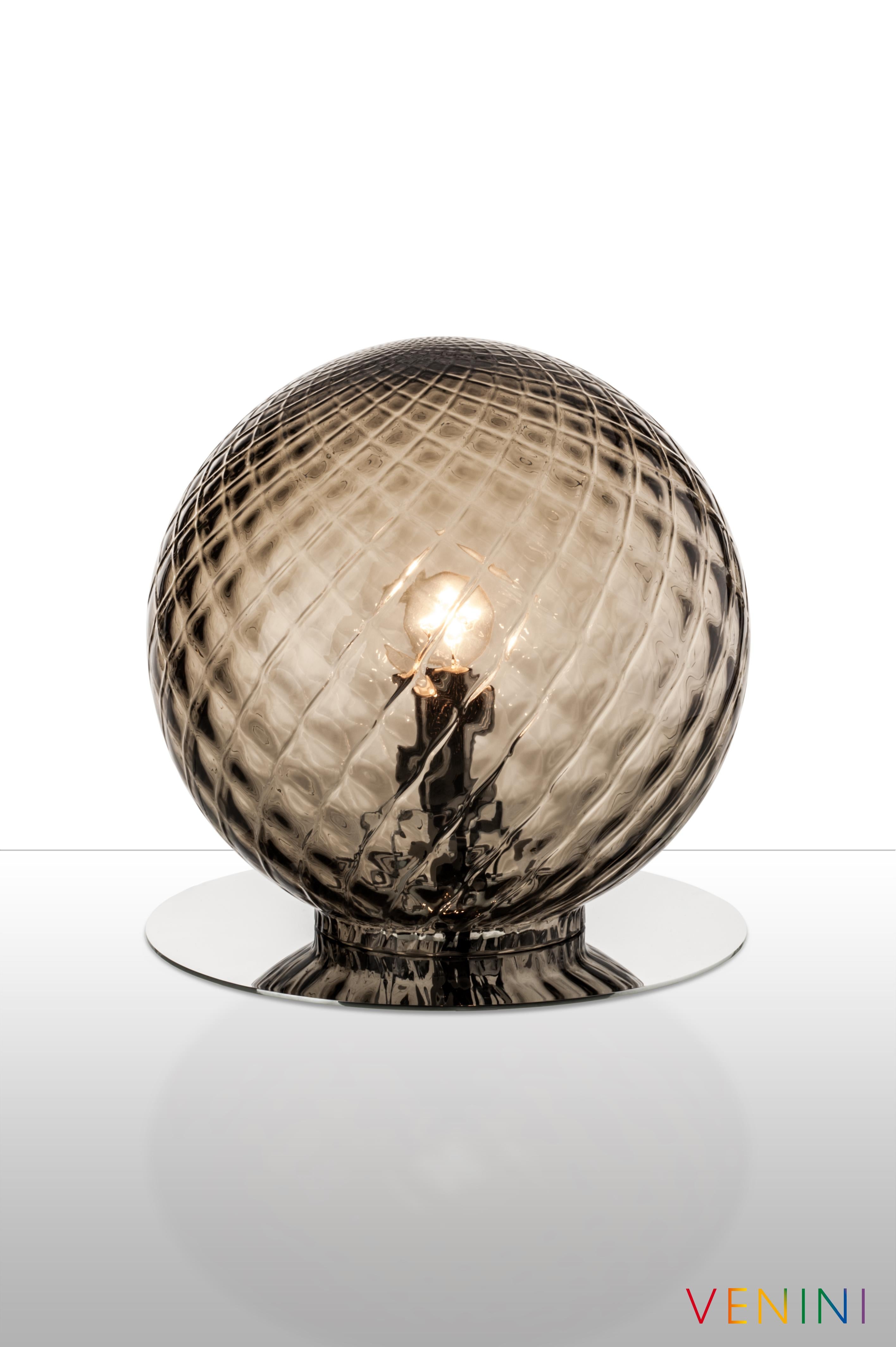 La lampe de table Balloton, conçue et fabriquée par Venini, est disponible en trois couleurs différentes. Utilisation intérieure uniquement.

Dimensions : Ø 25 cm, H 26 cm : Ø 25 cm, H 26 cm.