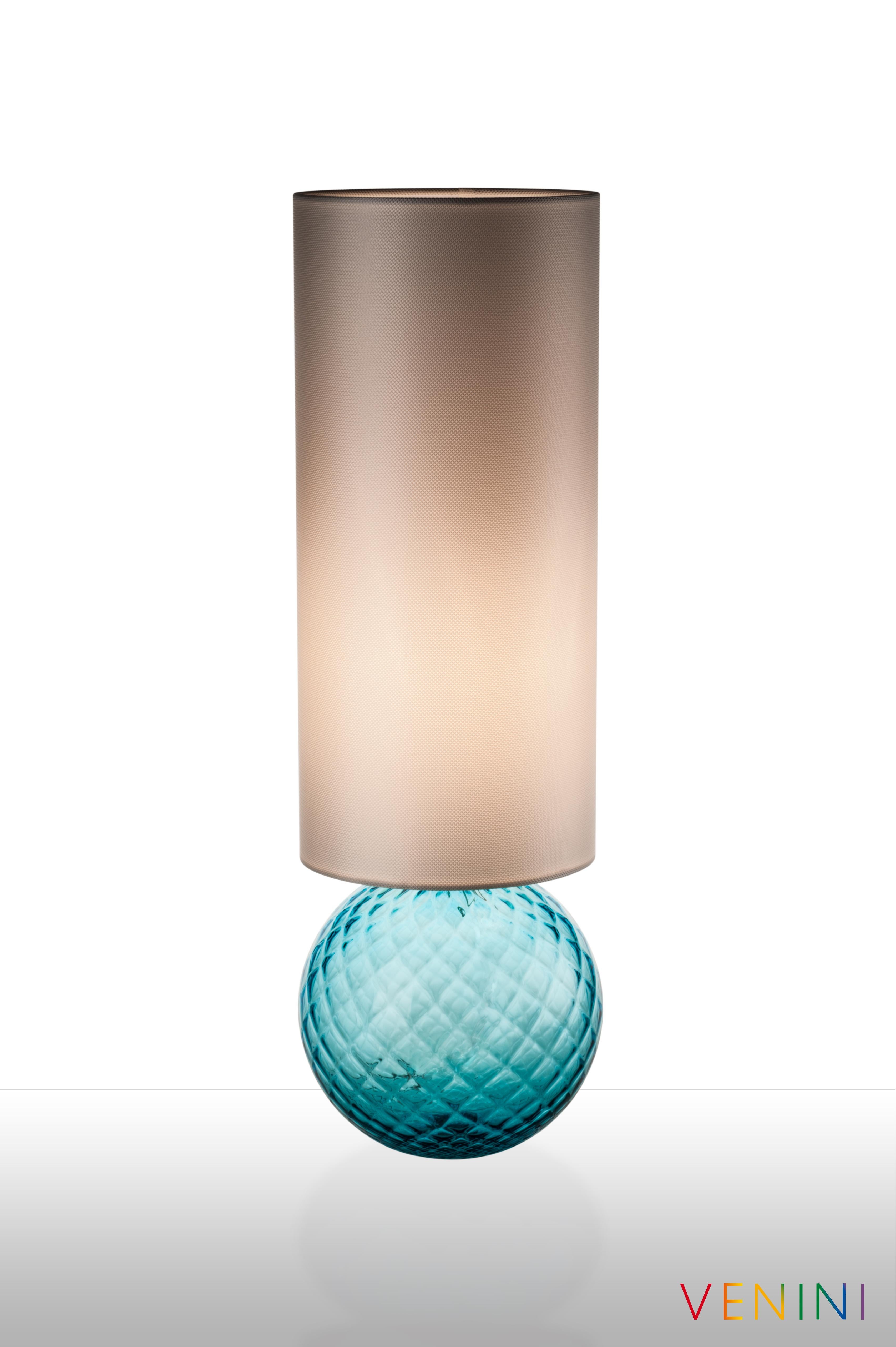 La lampe de table Balloton, conçue et fabriquée par Venini, est disponible en trois couleurs différentes et présente un corps en verre soufflé à la main avec un abat-jour en tissu. Utilisation intérieure uniquement.

Dimensions : Ø 21,5 cm, H 66