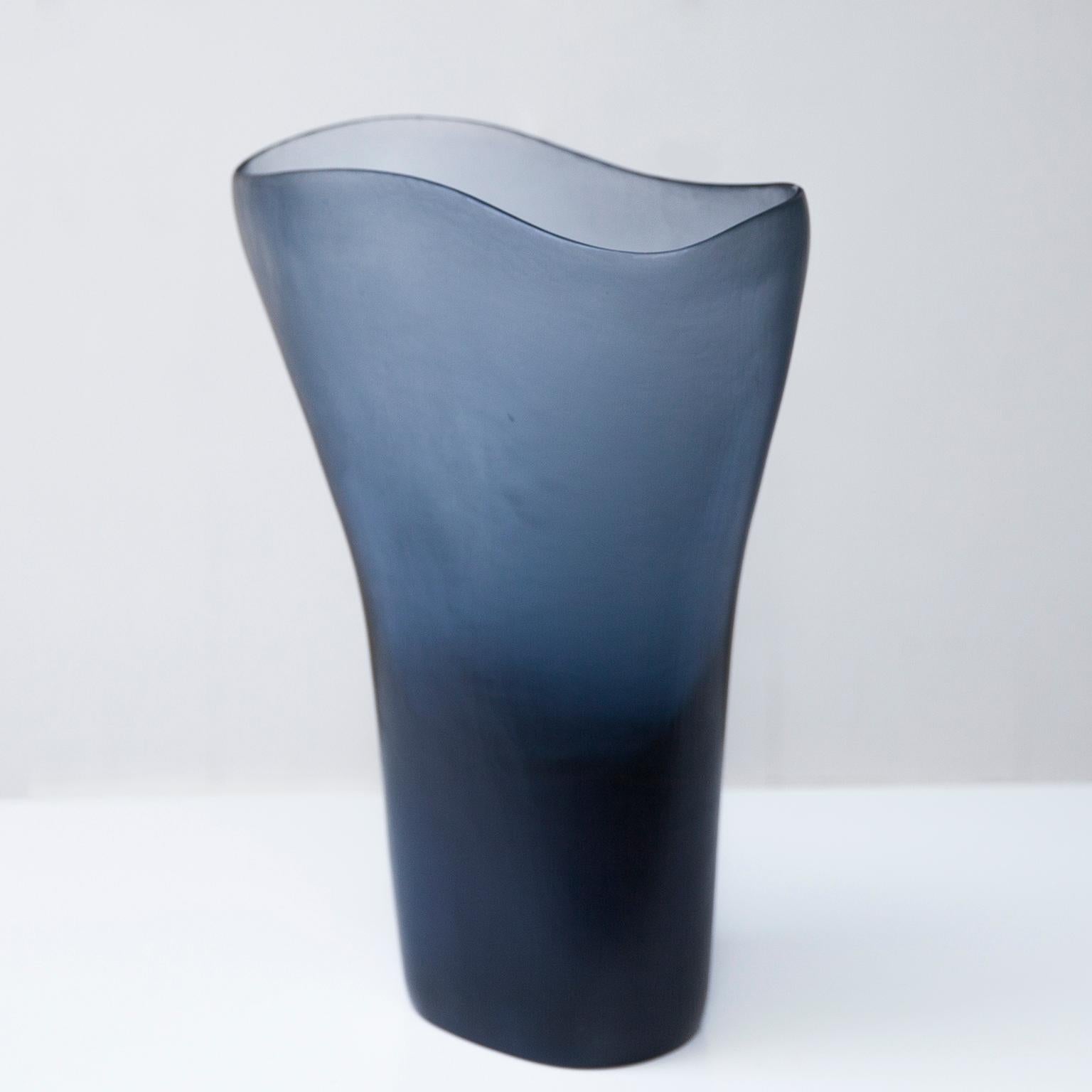 Monumentale Venini-Vase von Tobia Scarpa mit der Signatur Venini Italy auf dem Boden.
Maße: 30 T x 15 B x 41 H cm.