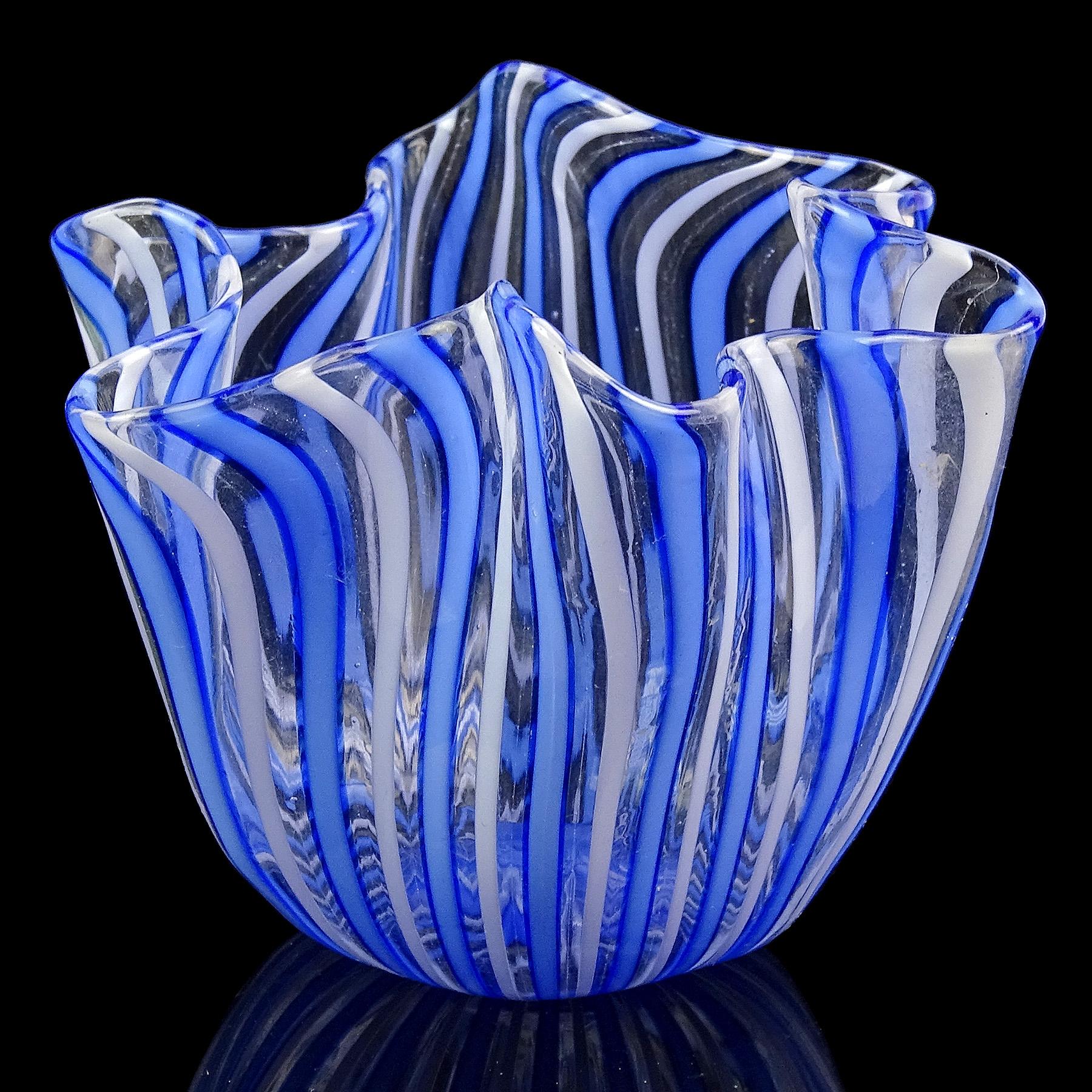 Schöne Vintage Murano mundgeblasen Filigrana Streifen italienische Kunst Glas Mini dekorative Fazzoletto Taschentuch Vase. Dokumentiert dem Designer Fulvio Bianconi, für die Firma Venini, um 1950. Die Vase hat abwechselnd weiße und blaue Streifen,