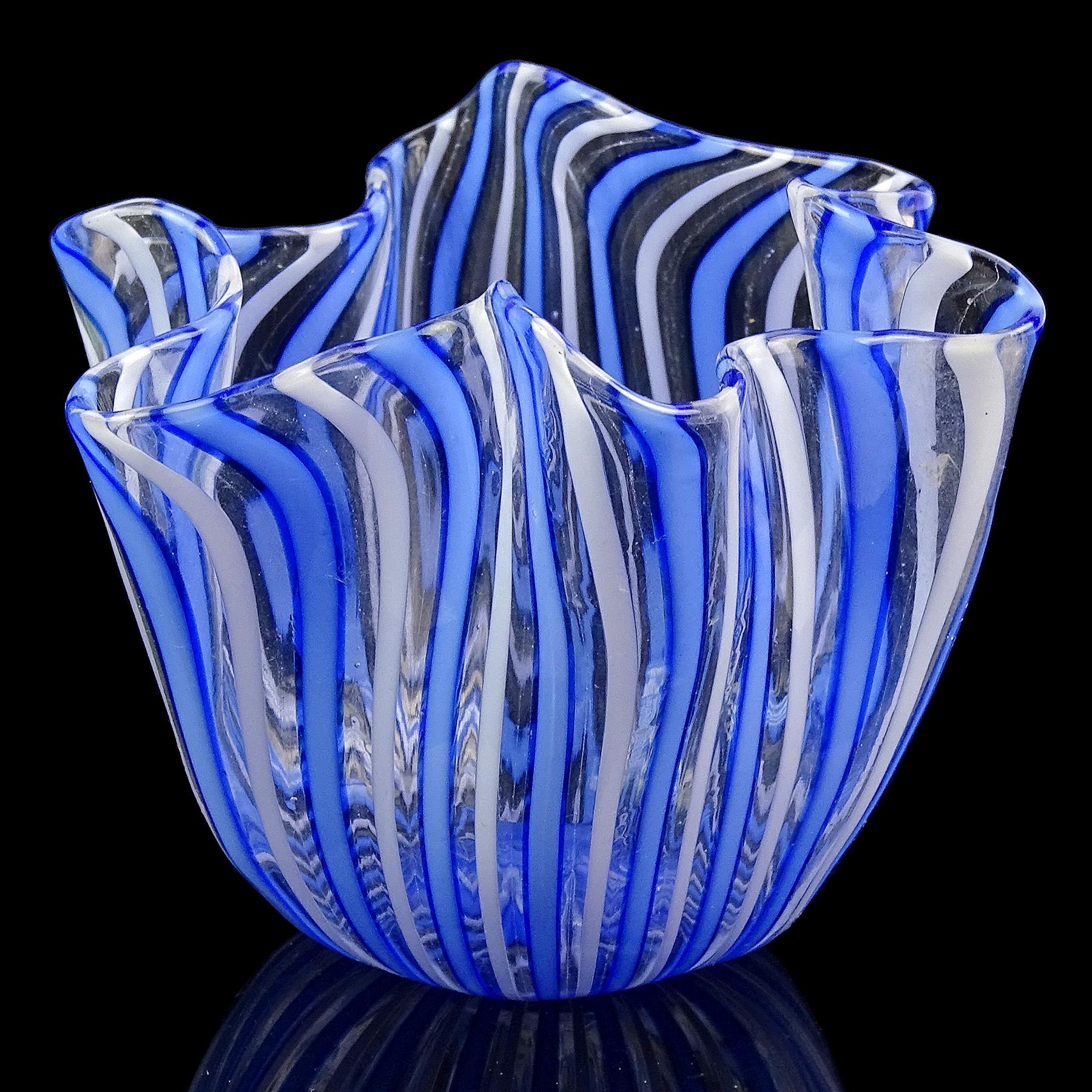 Vintage Murano soufflé à la main Filigrana stripes Italian art glass mini decorative fazzoletto handkerchief vase. Documenté au designer Fulvio Bianconi, pour la société Venini, vers 1950. Le vase présente des rayures blanches et bleues qui