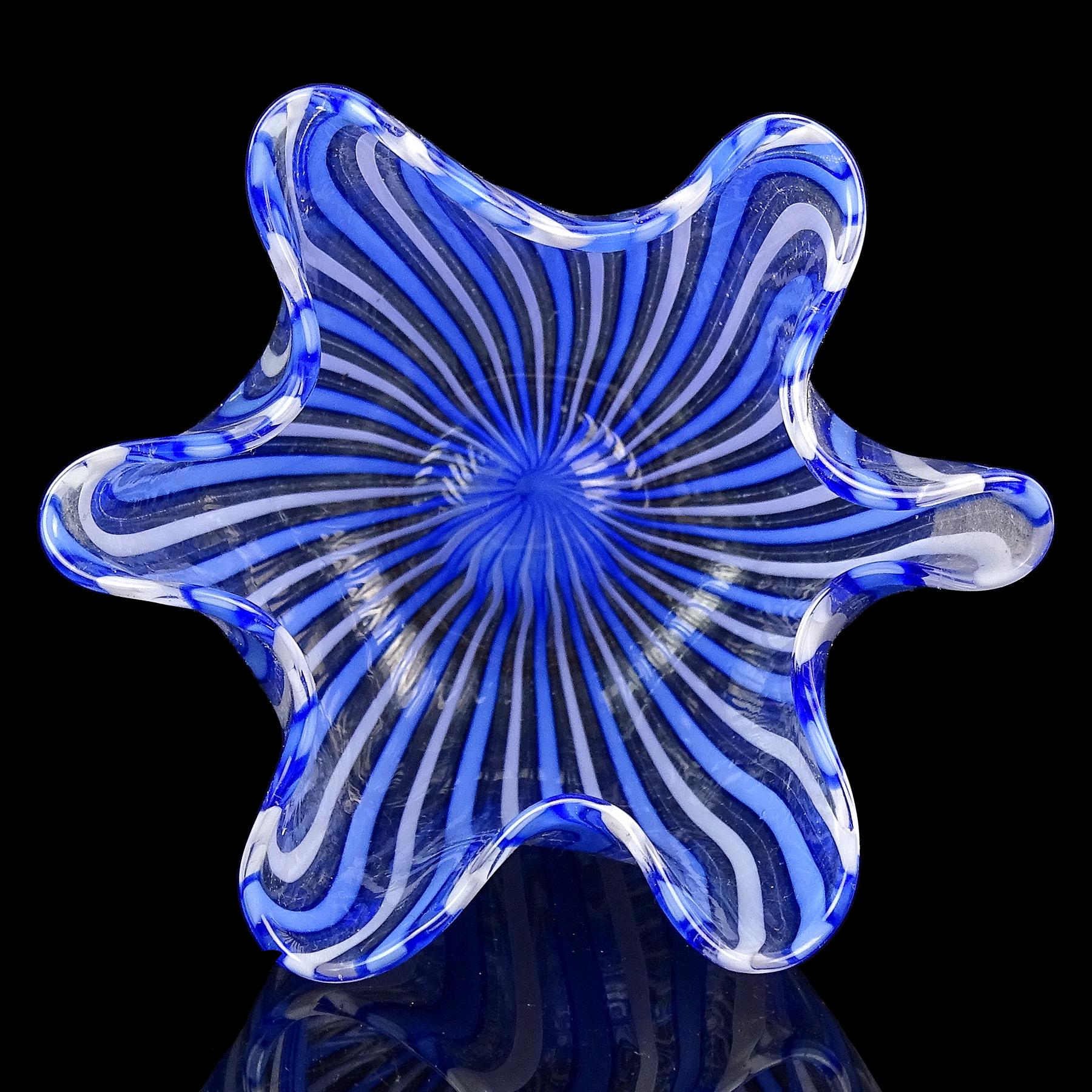 20ième siècle Vase Fazzoletto de Venini Bianconi Murano en verre d'art italien bleu et blanc avec rubans en vente