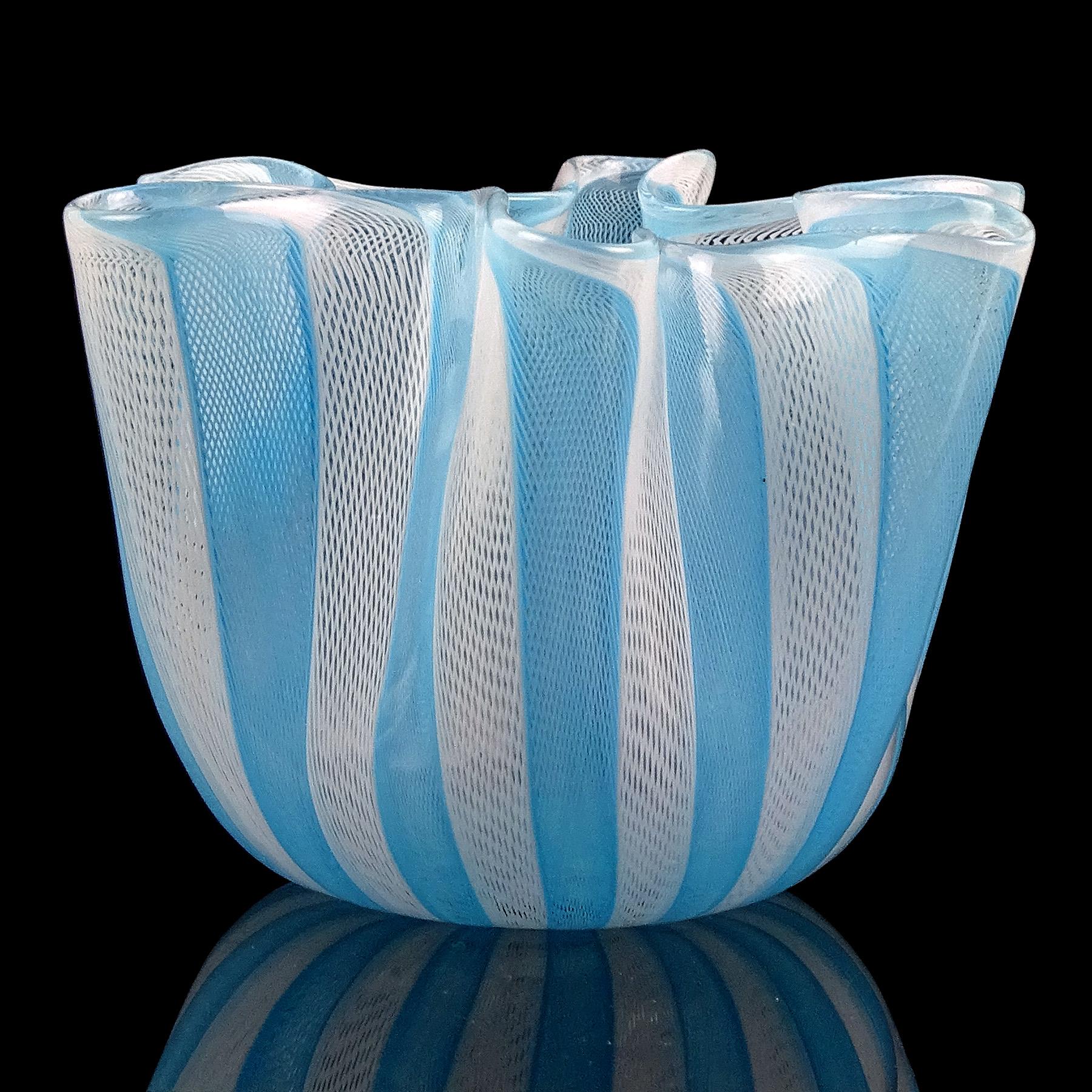 Vintage Murano soufflé à la main bleu ciel, avec des rubans blancs verre d'art italien décoratif fazzoletto / vase à mouchoirs. Attribué au designer Fulvio Bianconi et à Paolo Venini pour la société Venini, vers les années 1960. Il porte également