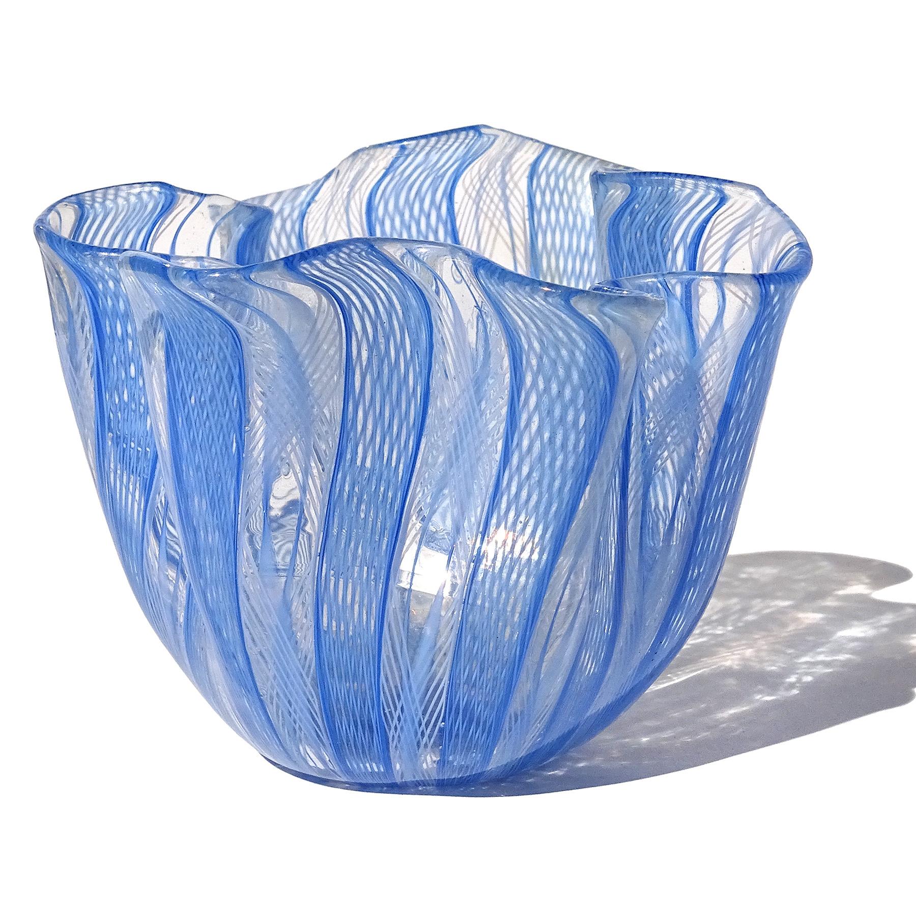 Magnifique vase vintage en verre soufflé à la main de Murano, bleu foncé, avec des rubans bleu clair et blancs, fazzoletto / vase à mouchoirs. La pièce est documentée par le designer Fulvio Bianconi pour la société Venini, vers les années 1950.