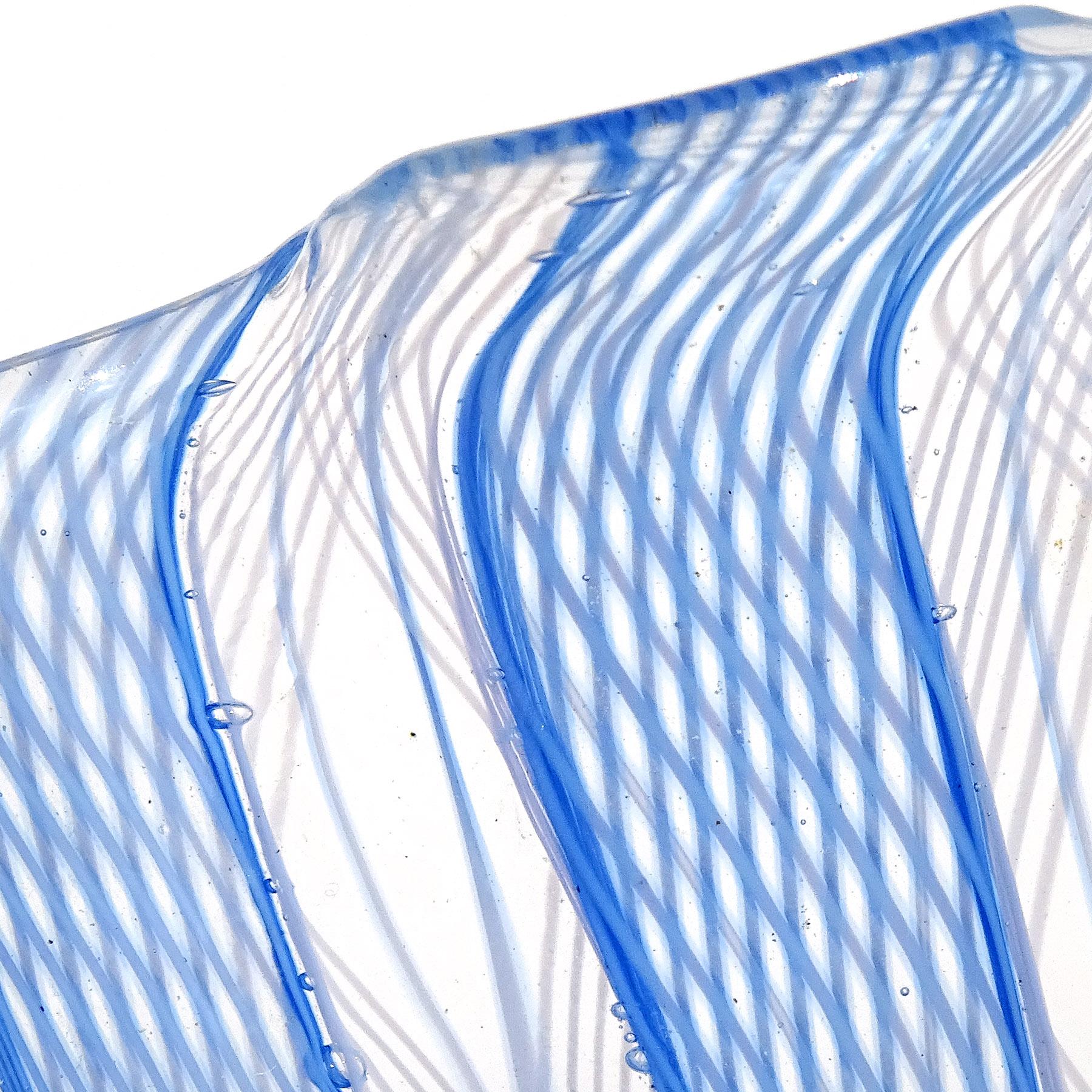 Fait main Vase Fazzoletto de Venini Bianconi Murano en verre d'art italien bleu et blanc Zanfirico en vente