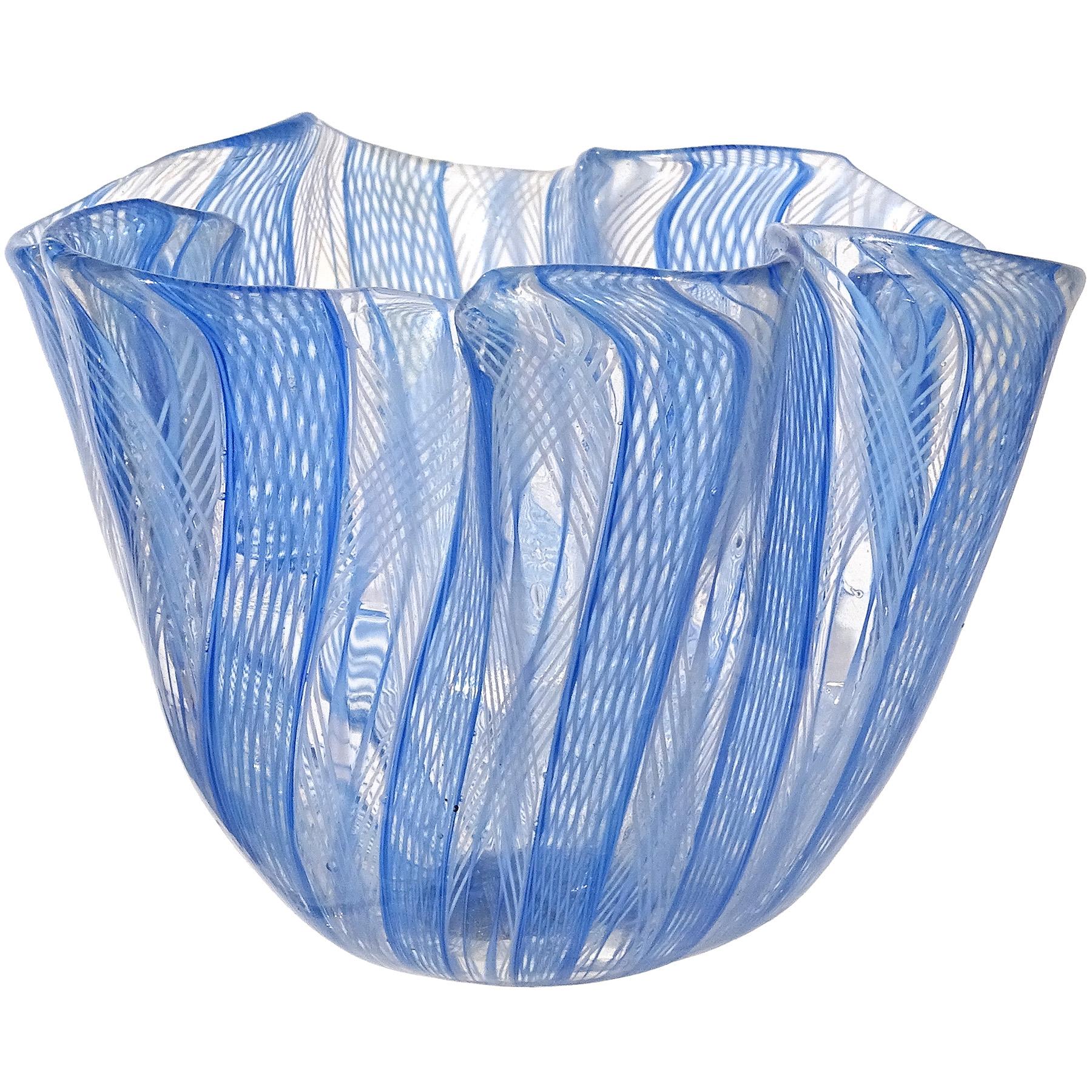 Vase Fazzoletto de Venini Bianconi Murano en verre d'art italien bleu et blanc Zanfirico