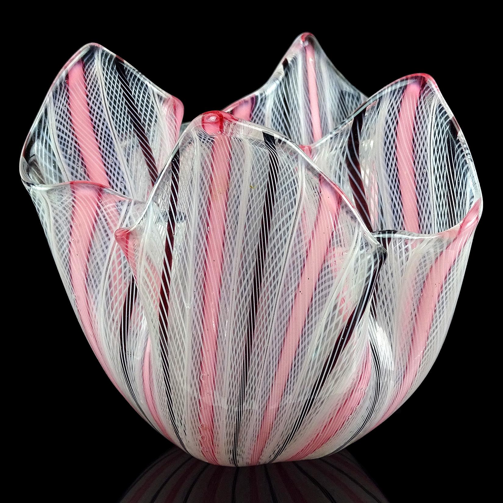 Schöne Vintage Murano mundgeblasenen weißen Zanfirico Bänder mit rosa und schwarzen Linien italienischen Kunstglas dekorative Fazzoletto / Taschentuch Vase. Dokumentiert für den Designer Fulvio Bianconi und für Paolo Venini, für Venini. Das Band hat